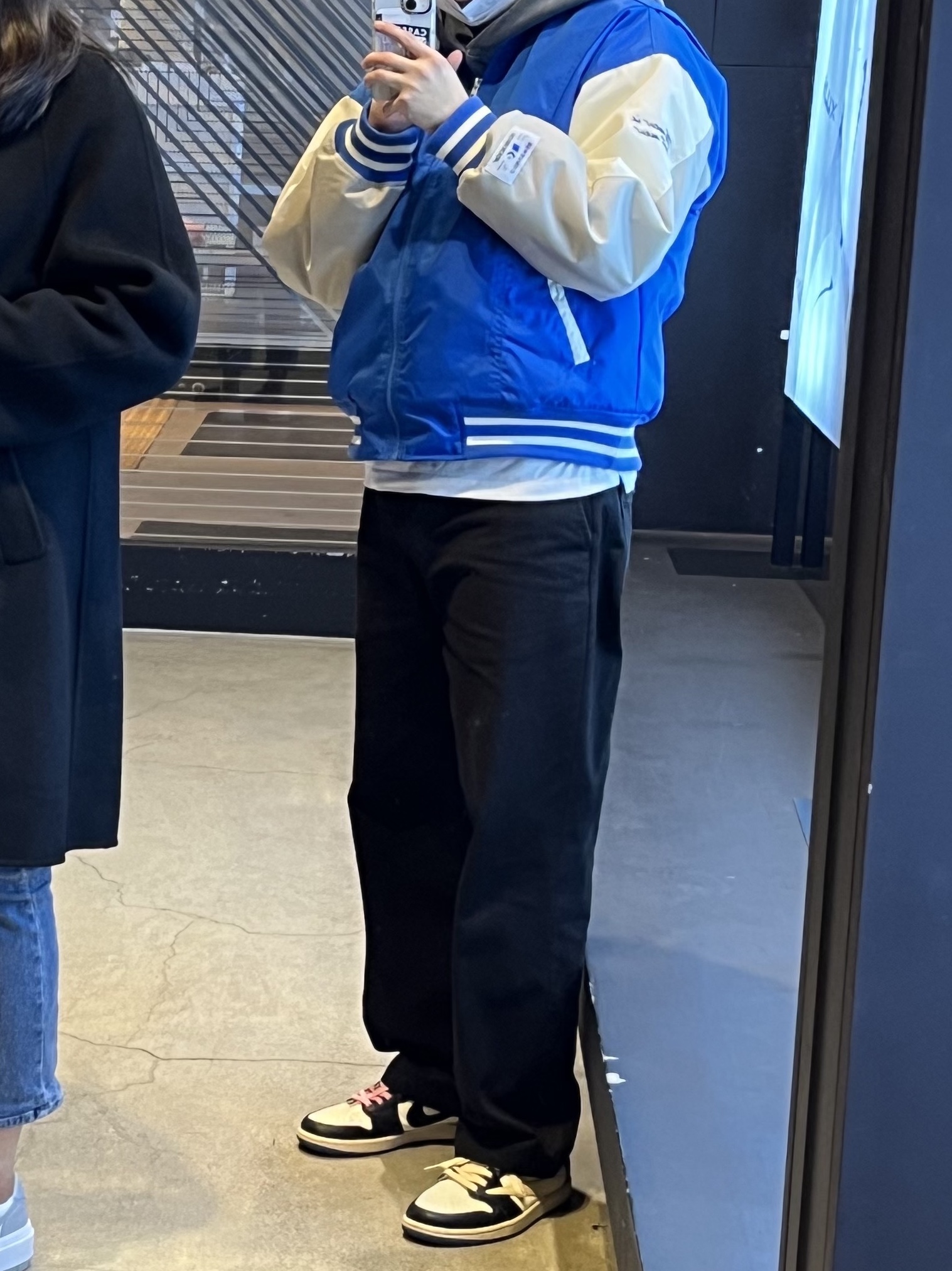 Converse x Ader Error Shapes Varsity Jacket Cobalt, Jordan 1 x Travis Scott x Fragment Retro Low OG SP Military Blue 착용 스타일