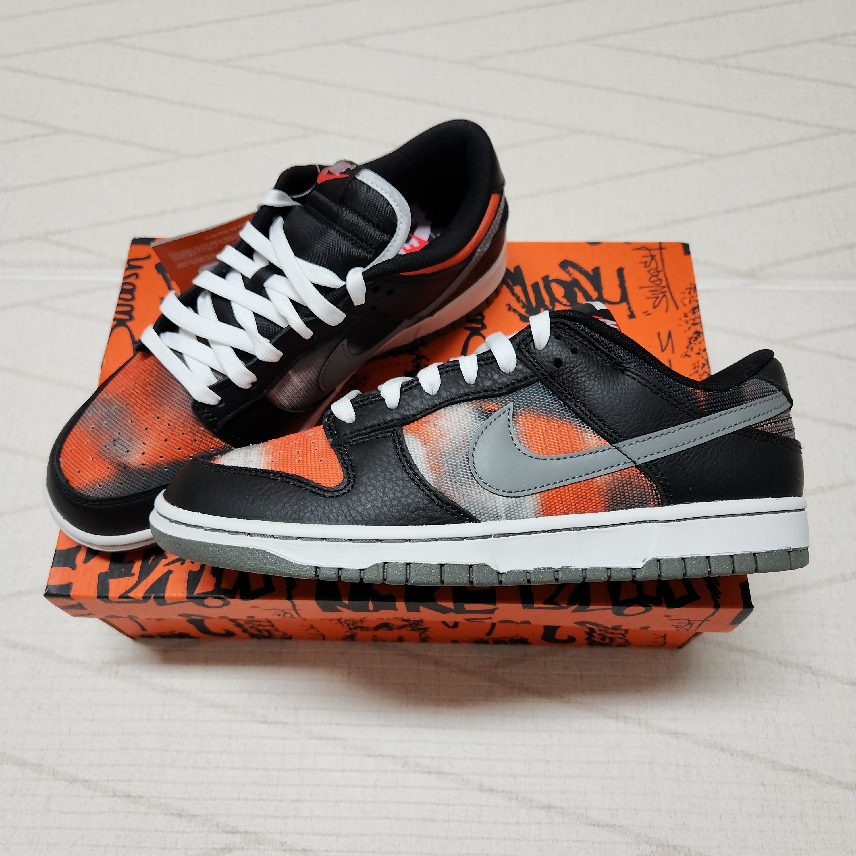 Nike Dunk Low Retro PRM Black and Tumbled Grey 착용 스타일 - 1