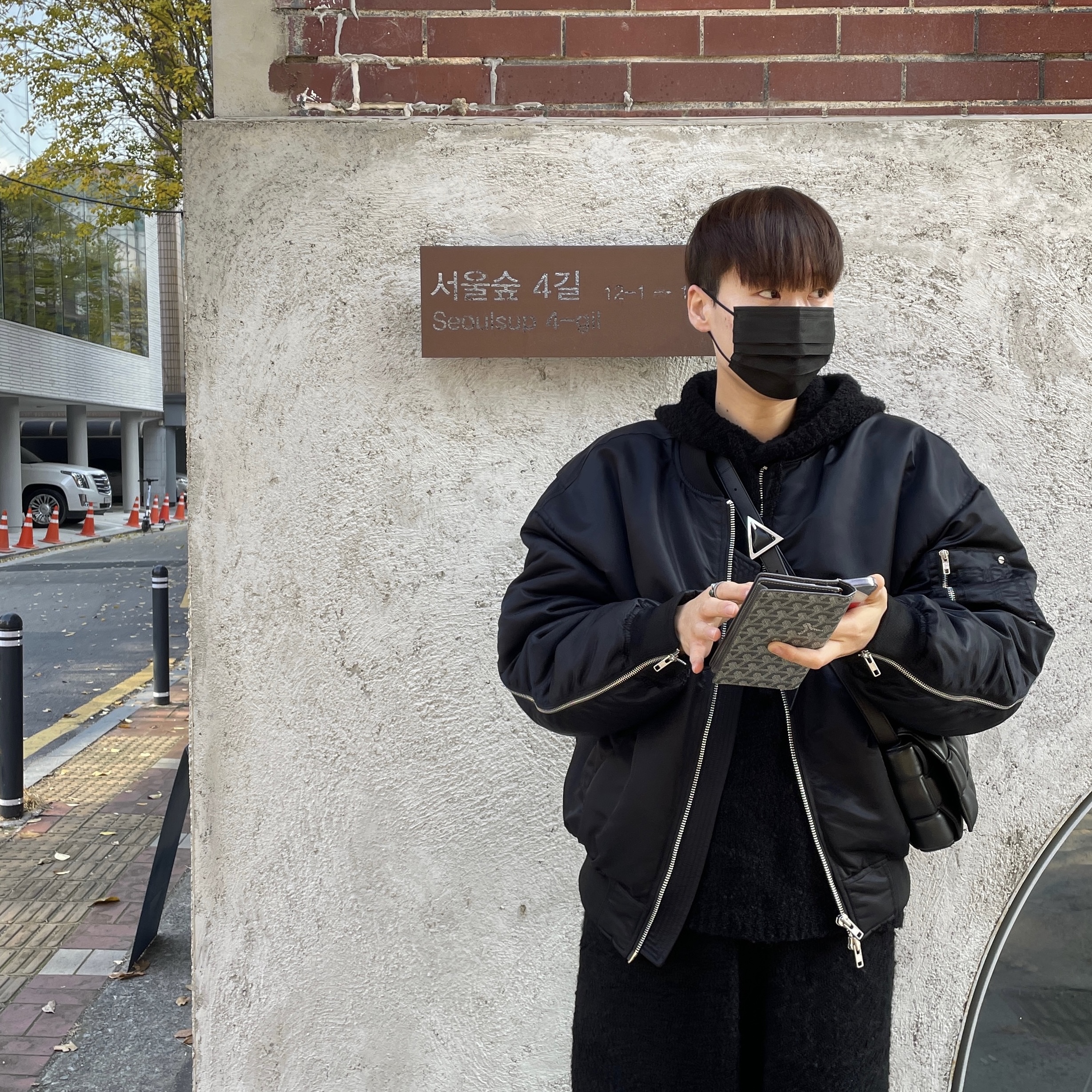 Bottega Veneta Padded Leather Cassette Black 착용 스타일
