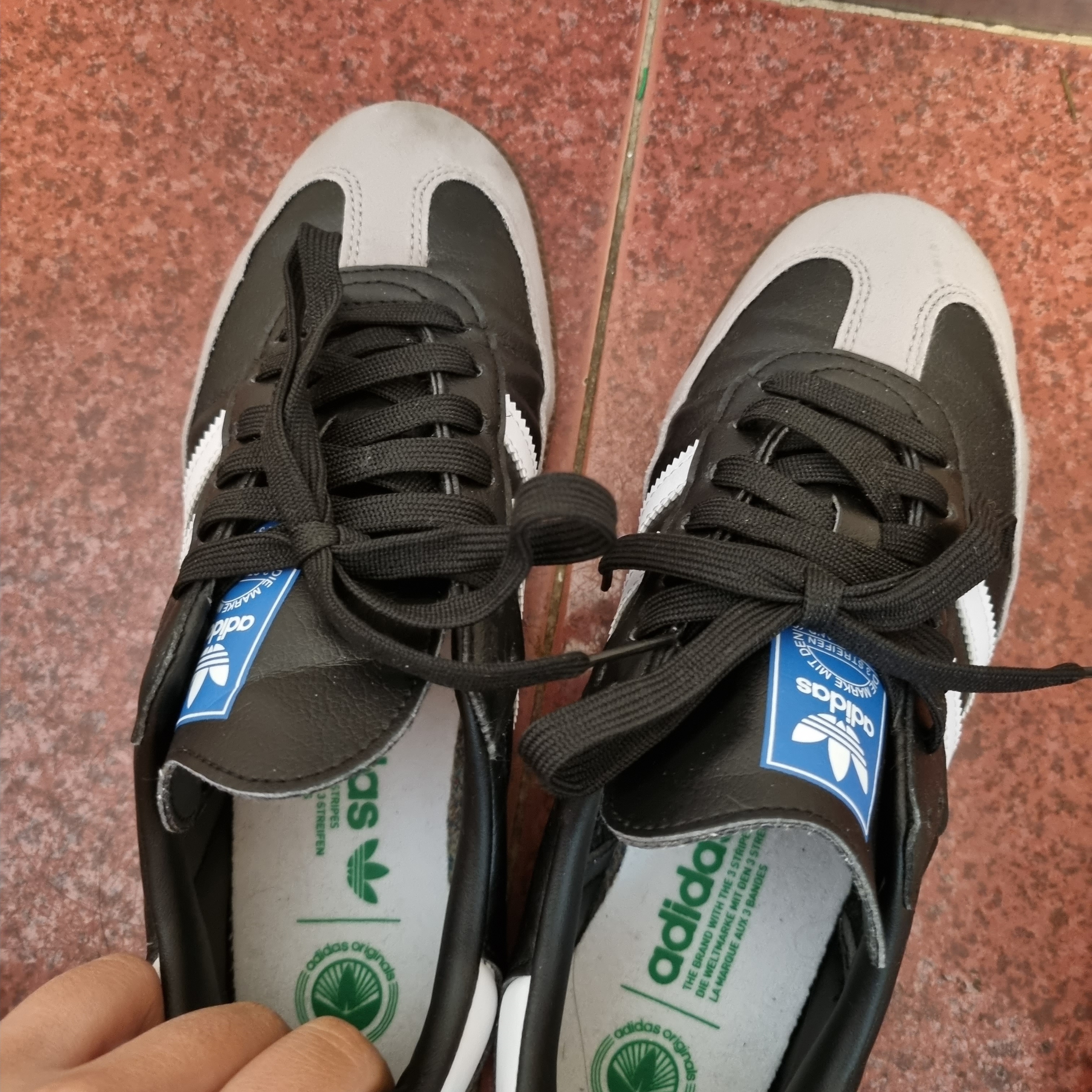 Adidas Samba Vegan Black White 착용 스타일 - 2