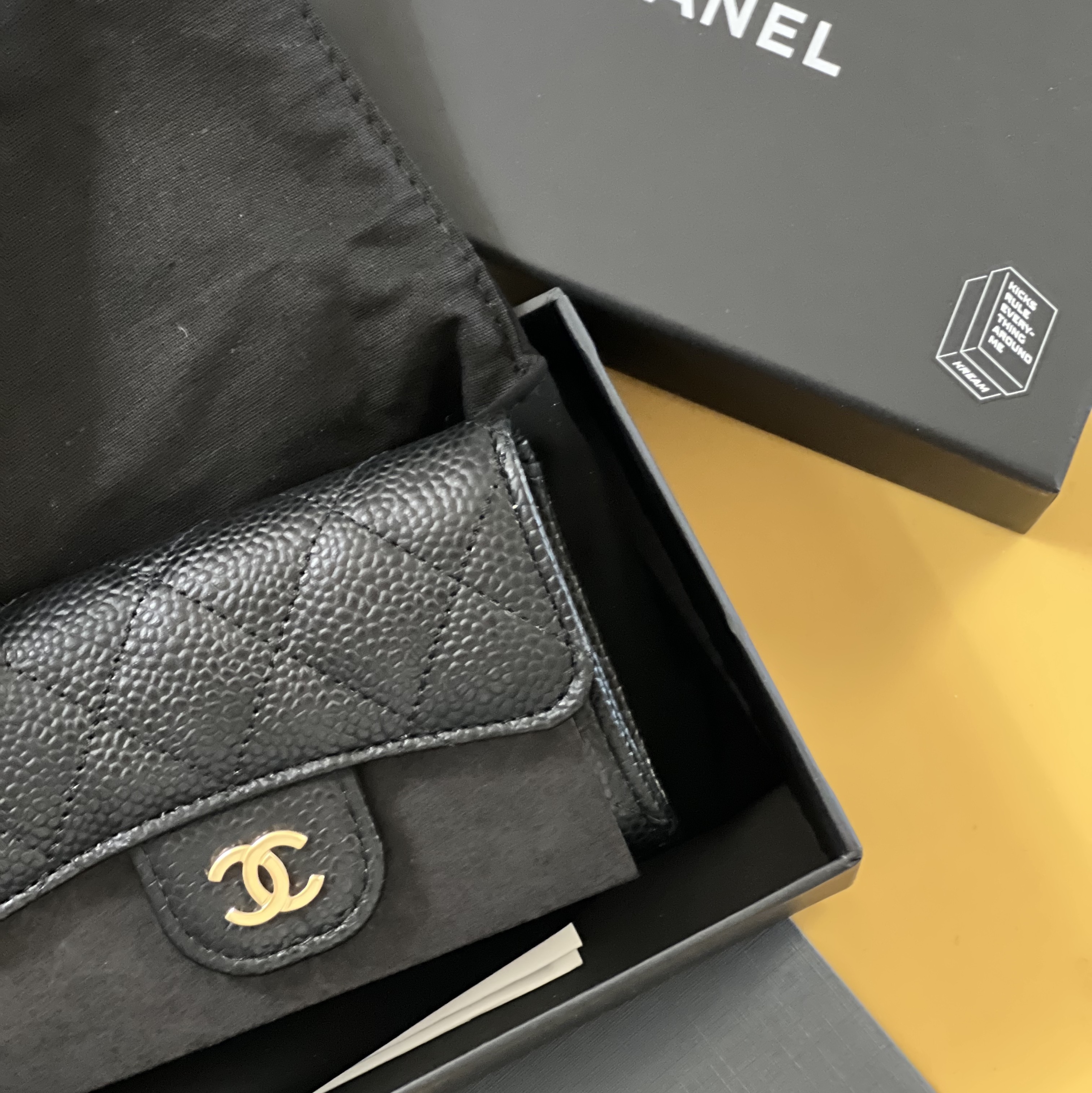 Chanel Classic Card Holder Grained Calfskin & Gold Black 착용 스타일