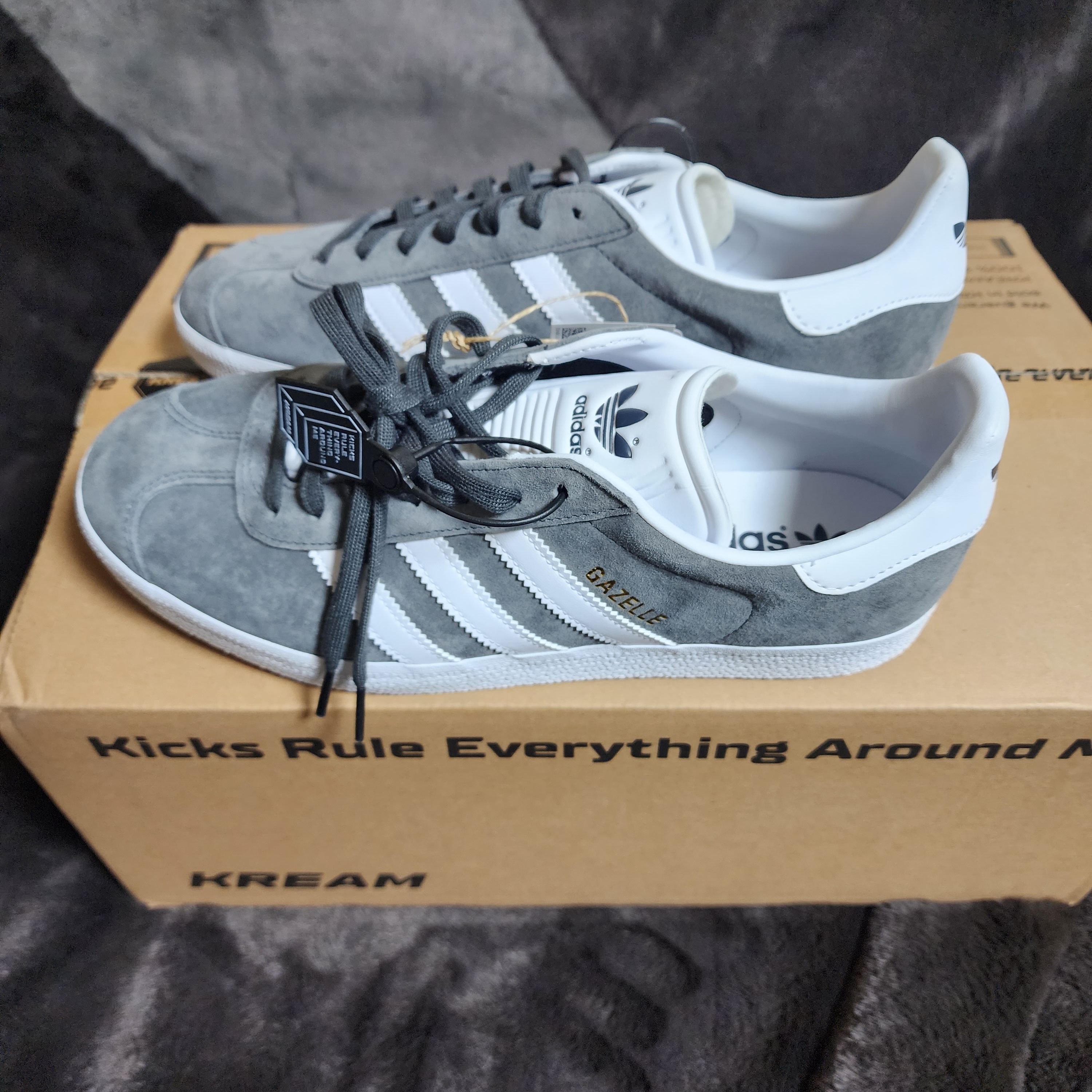 Adidas Gazelle Solid Grey 착용 스타일 - 3