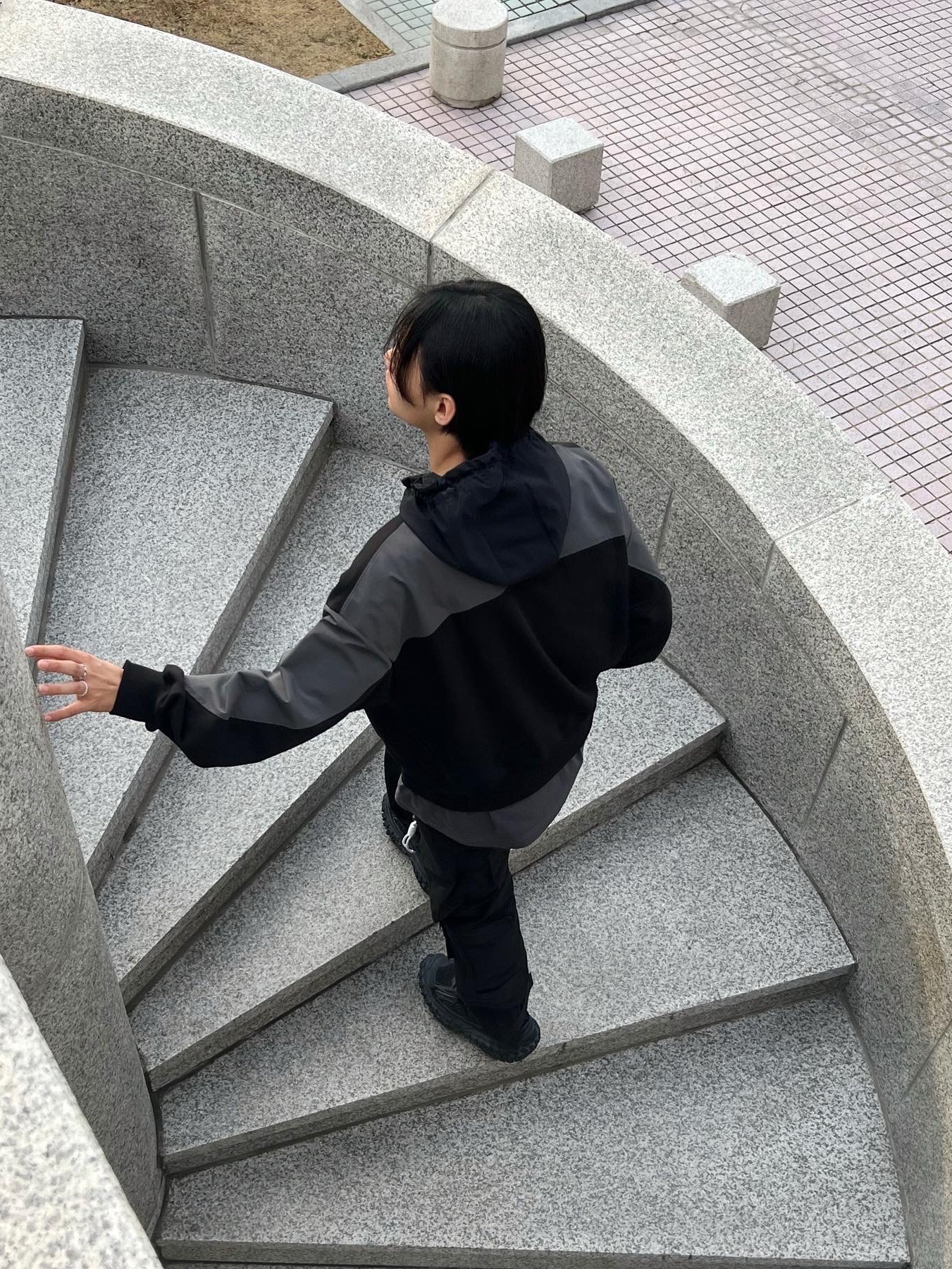 Balenciaga Defender Sneakers Black 착용 스타일 - 2
