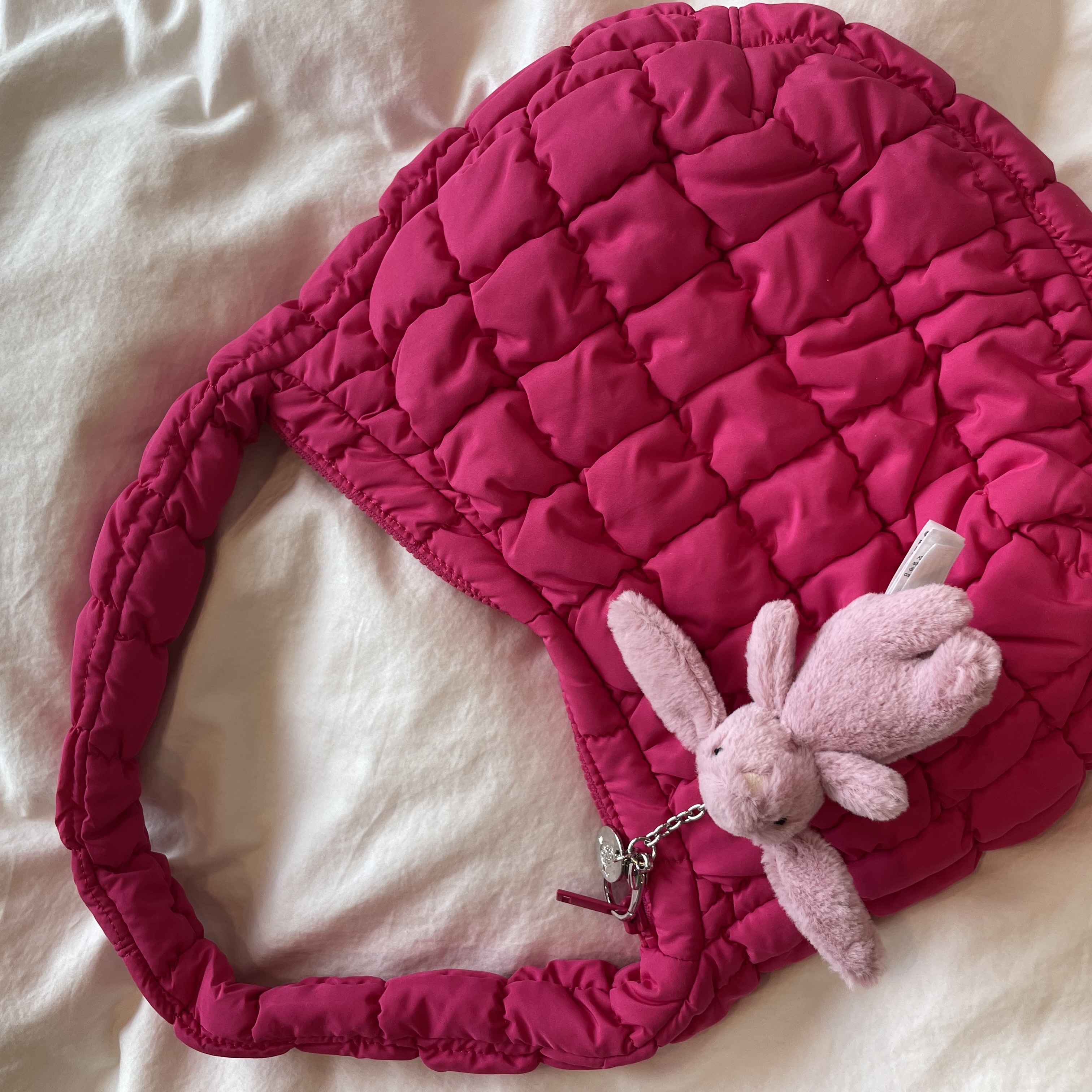 COS Quilted Mini Bag Pink, Jellycat Bashful Bunny Bag Charm Tulip 착용 스타일
