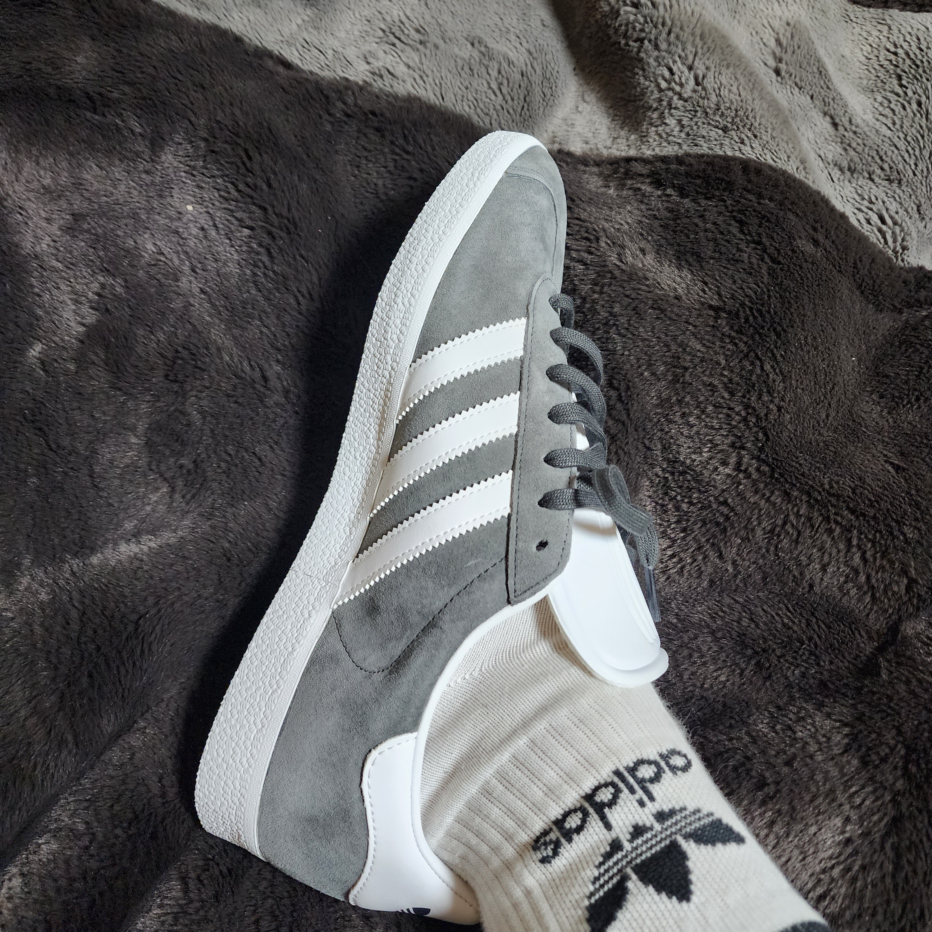 Adidas Gazelle Solid Grey 착용 스타일 - 1