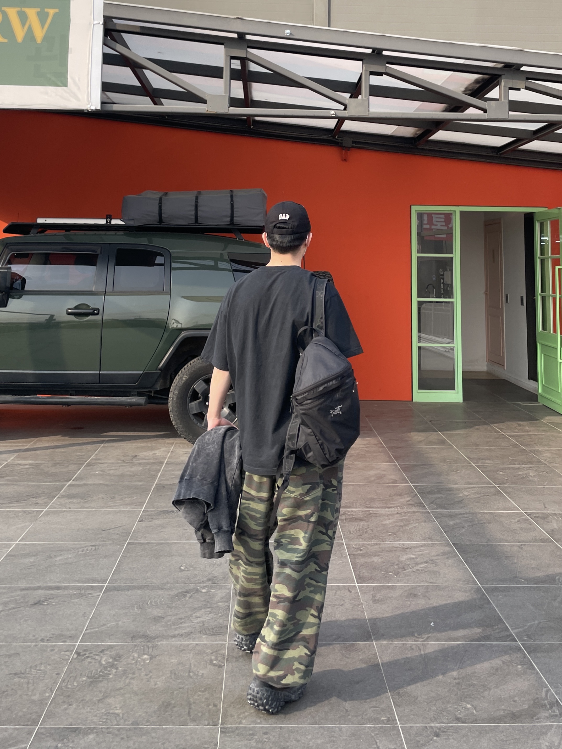 Balenciaga Defender Sneakers Black, Yeezy Gap Engineered By Balenciaga Flame Cap Black 착용 스타일 - 5