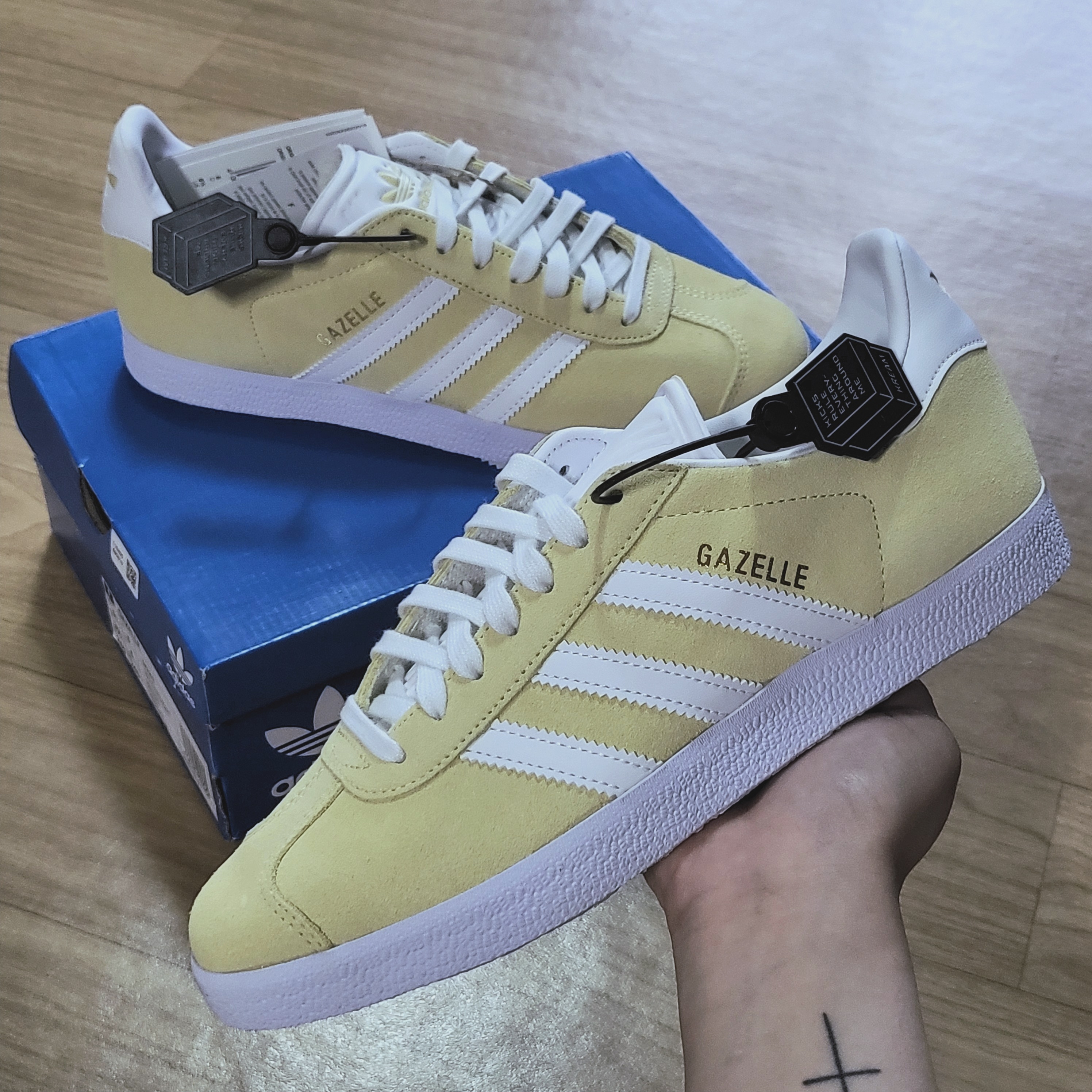 Adidas Gazelle Almost Yellow 착용 스타일
