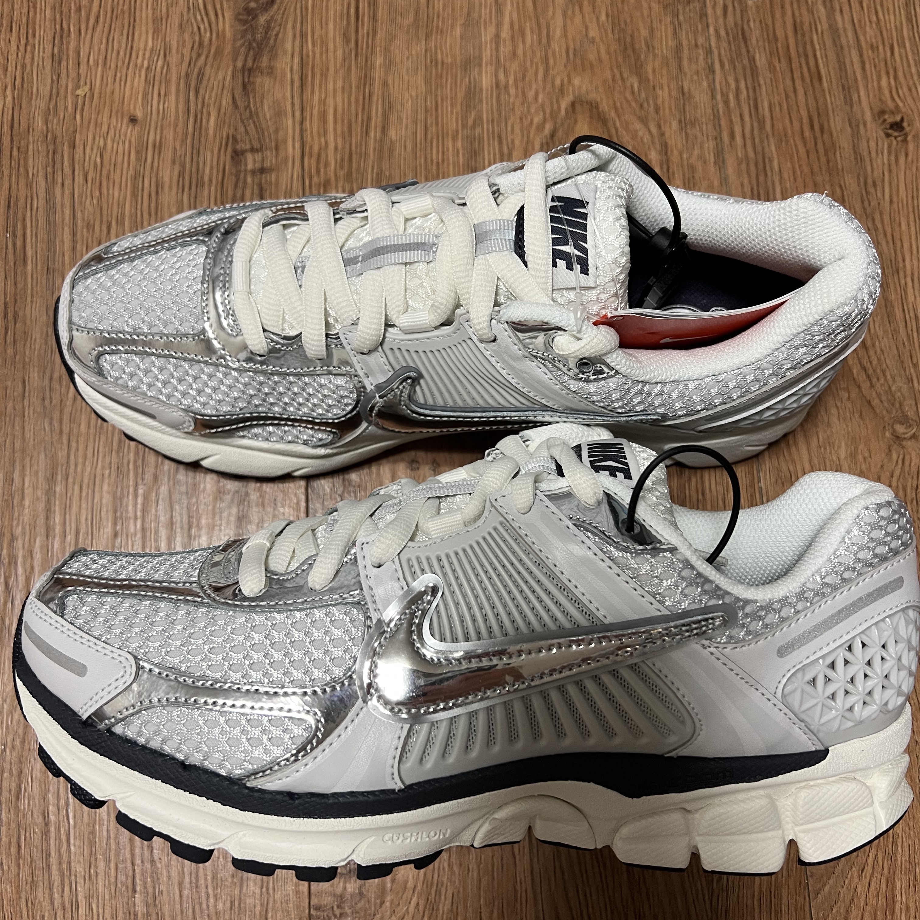 (W) Nike Zoom Vomero 5 Photon Dust and Metallic Silver 착용 스타일