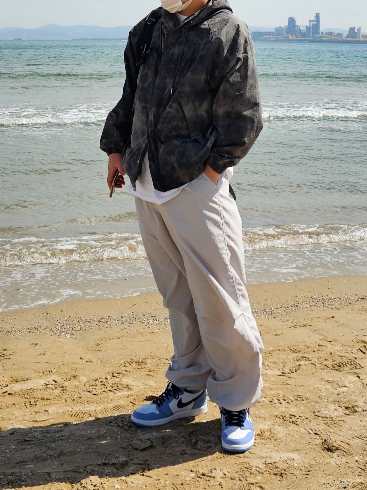 Jordan 1 Retro High OG University Blue, Stussy Fuzzy Dice T-Shirt White 착용 스타일