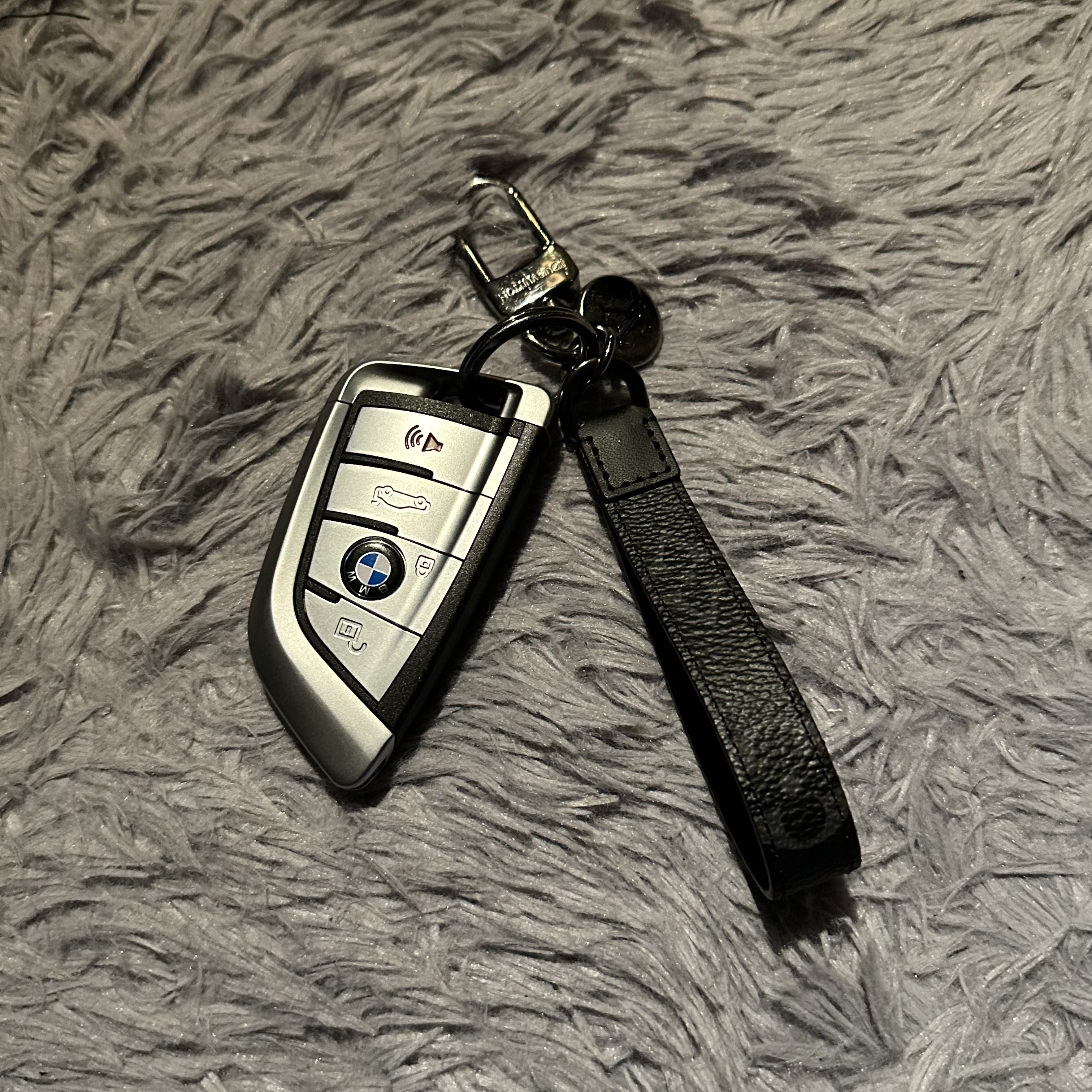 Louis Vuitton Dragonne Bag Charm & Key Holder Monogram Eclipse, Gucci Interlocking G Pendant Necklace Silver 착용 스타일 - 2