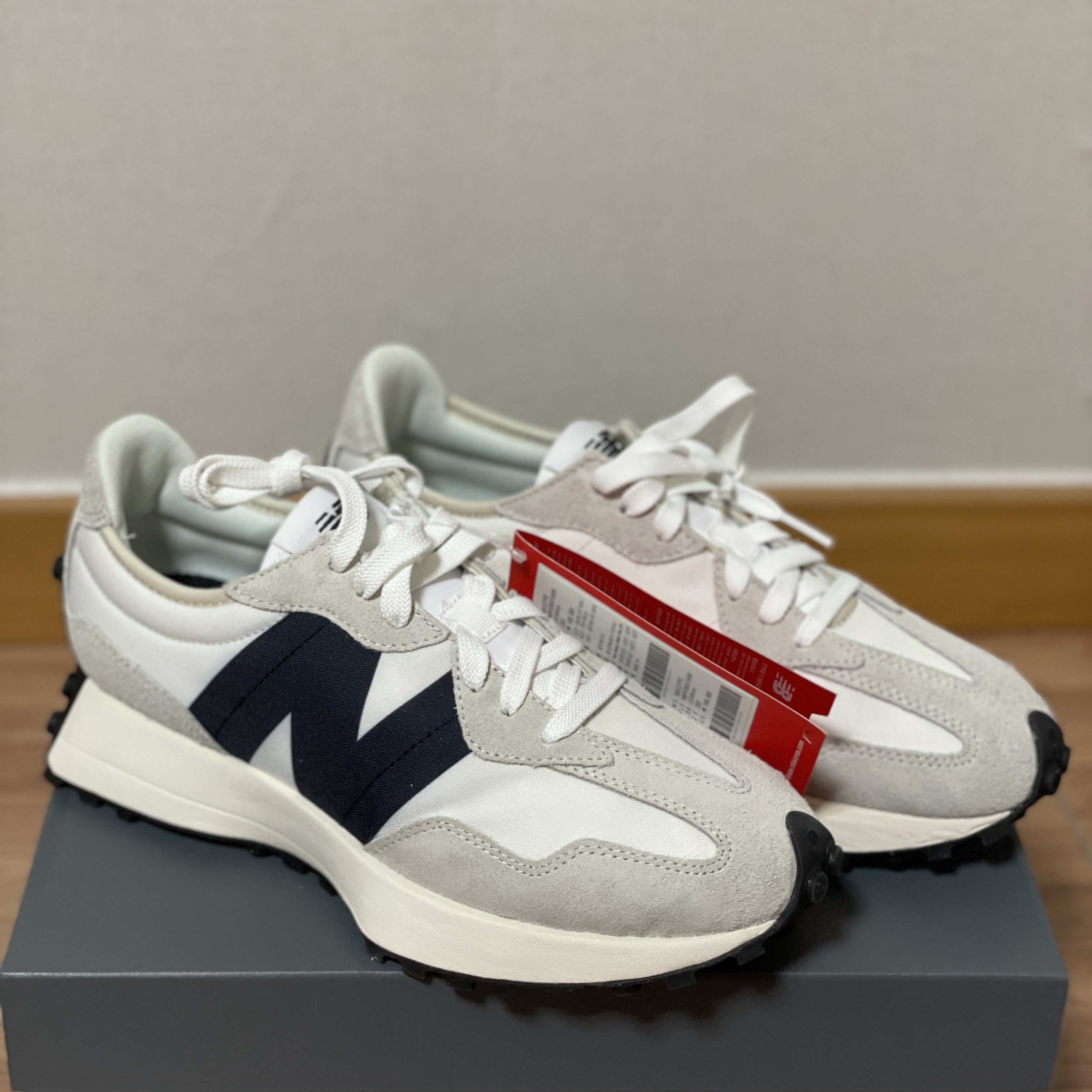 New Balance 327 White Black 착용 스타일 - 1