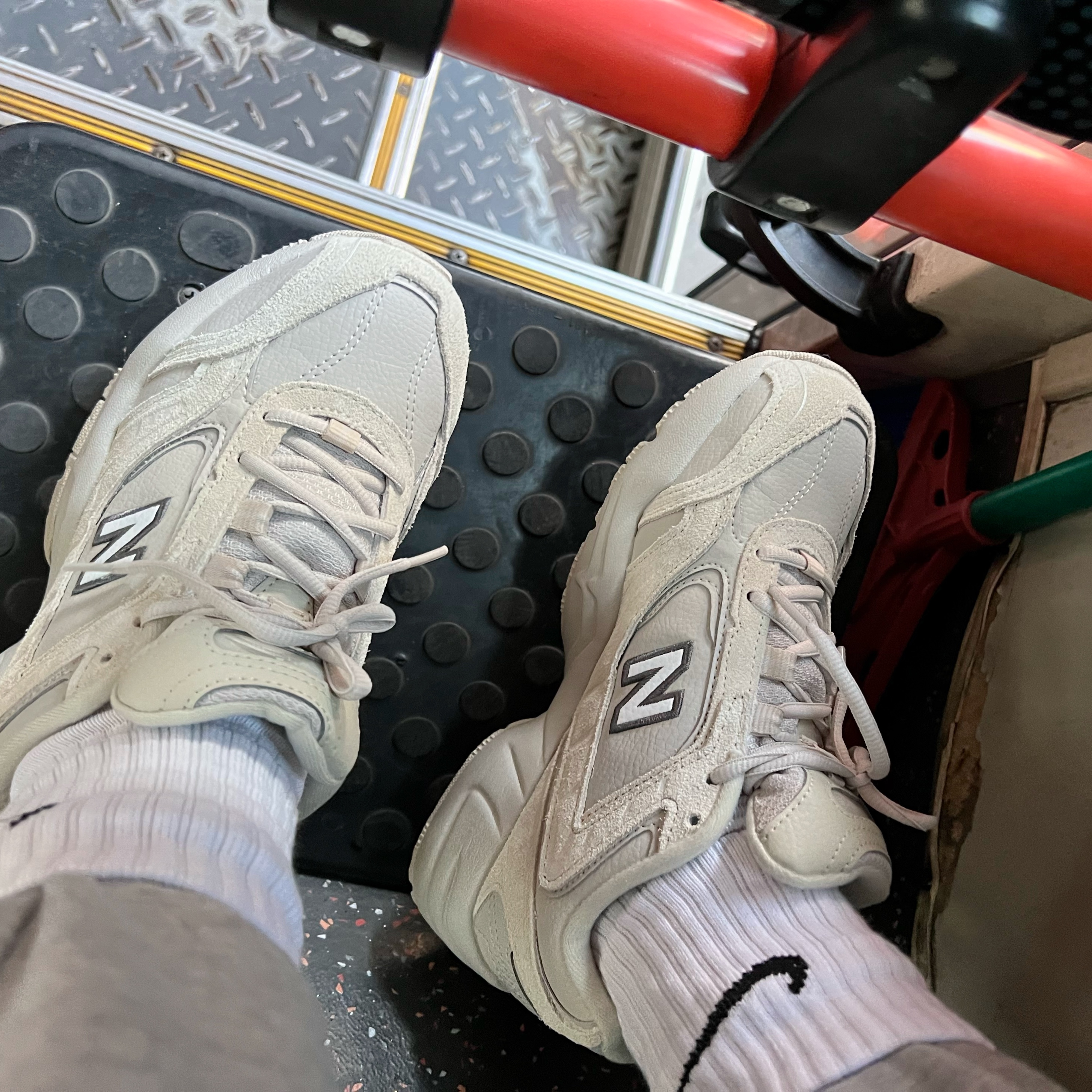 (W) New Balance 452 Beige - D Wide 착용 스타일 - 2