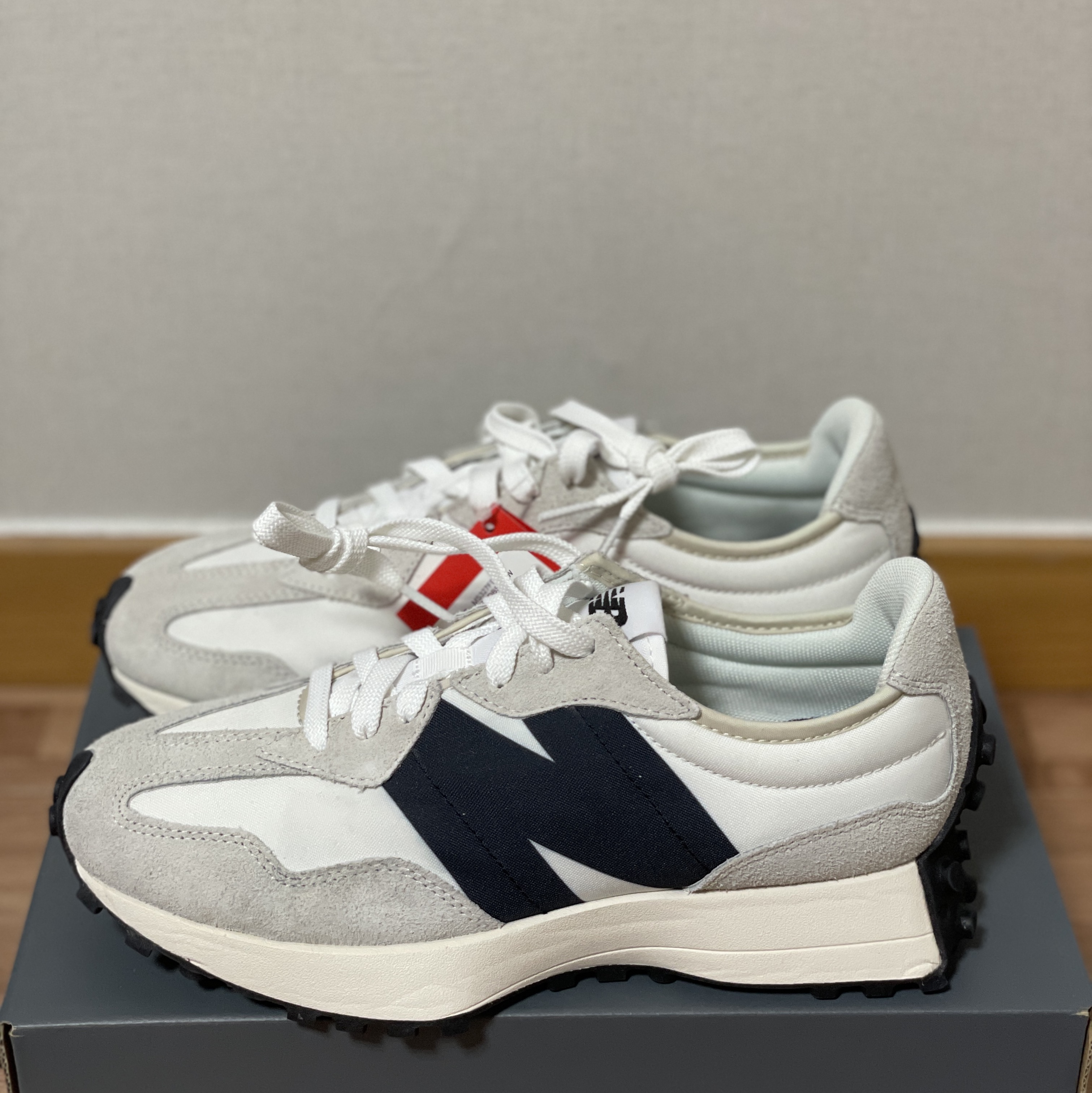 New Balance 327 White Black 착용 스타일 - 2