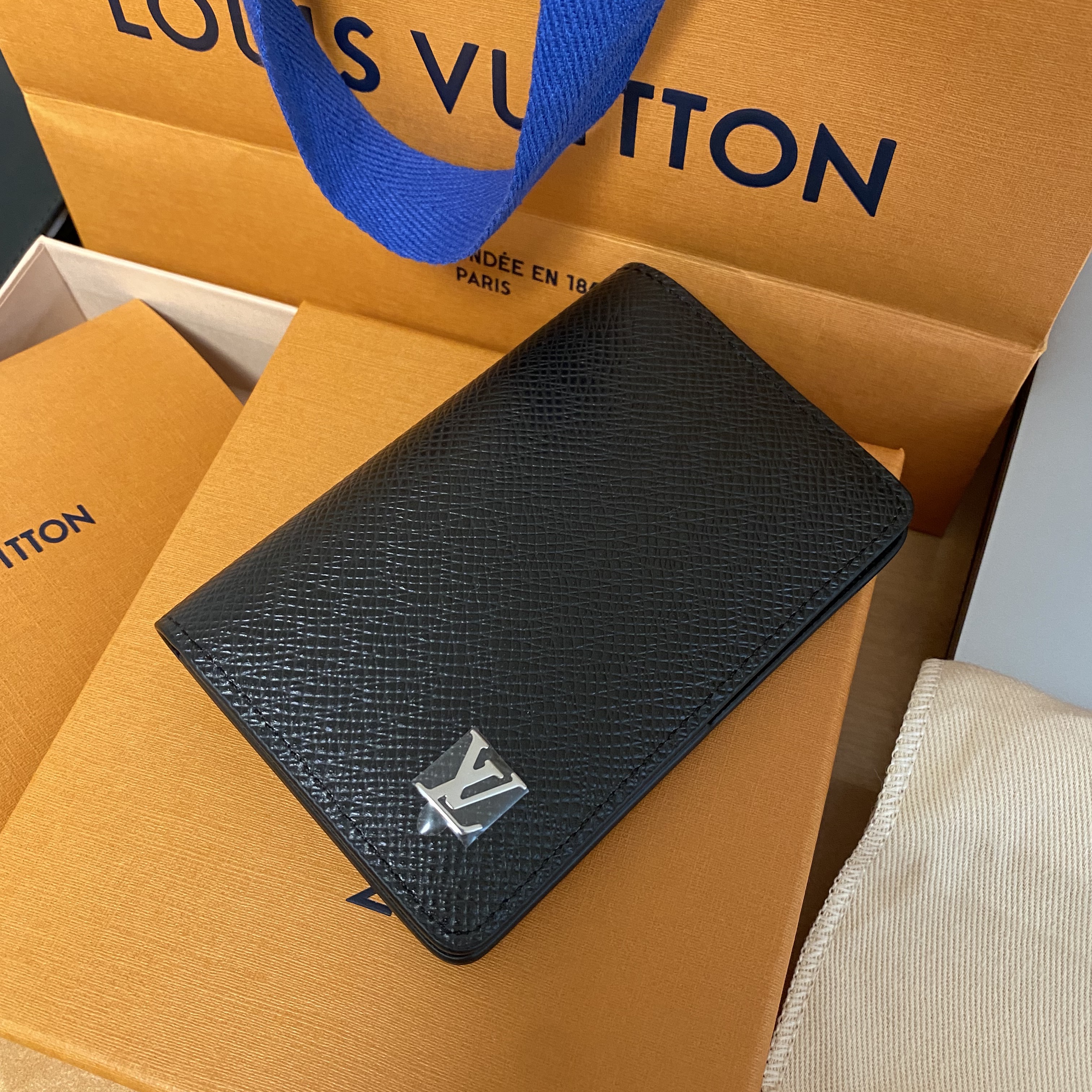 Louis Vuitton Pocket Organizer Taiga Black 착용 스타일 - 1