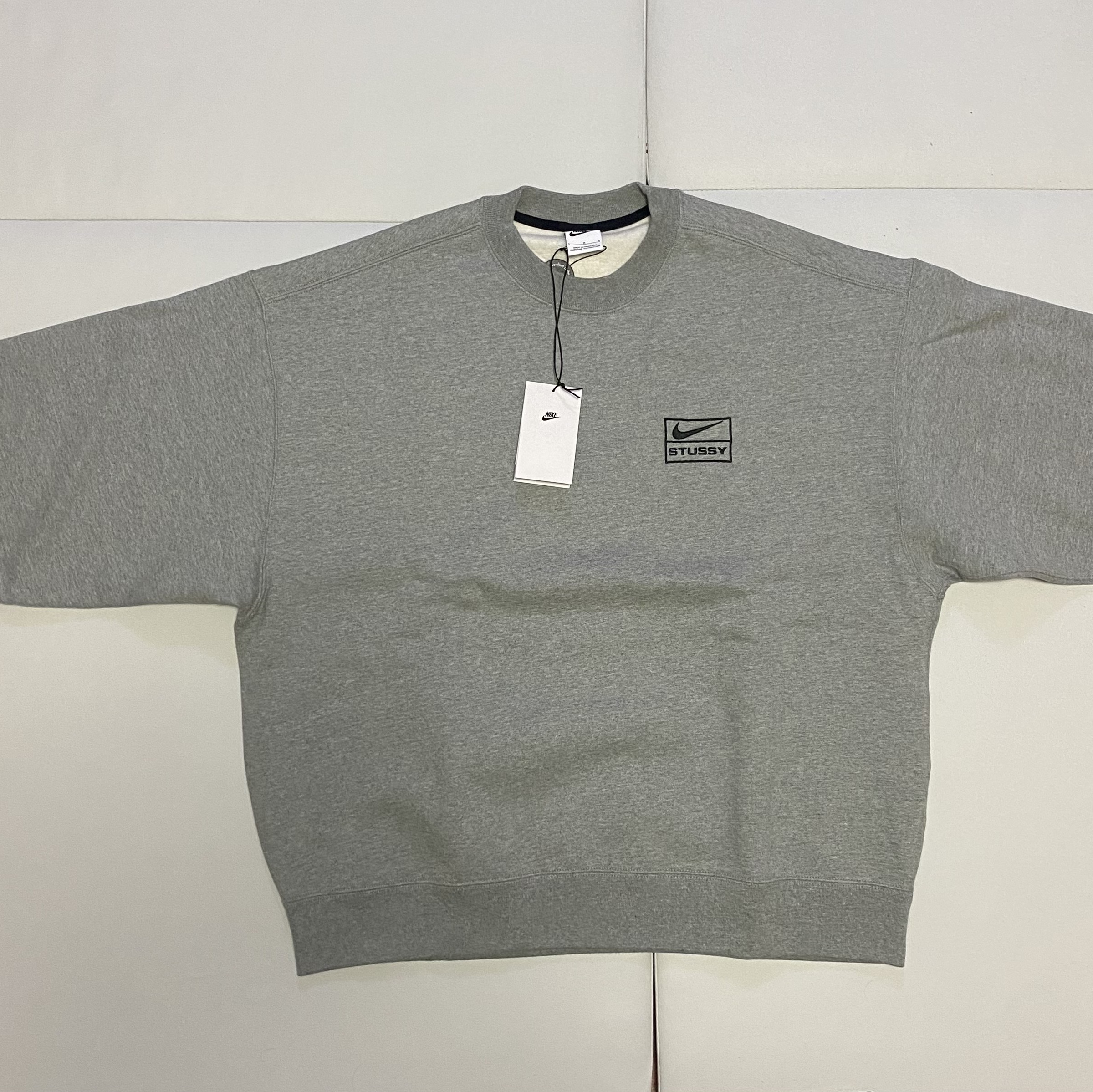 Nike x Stussy NRG Fleece Crewneck Dark Grey Heather (DO9337-063), Nike x Stussy NRG Washed Fleece Crewneck Black (DO5310-010) 착용 스타일 - 1