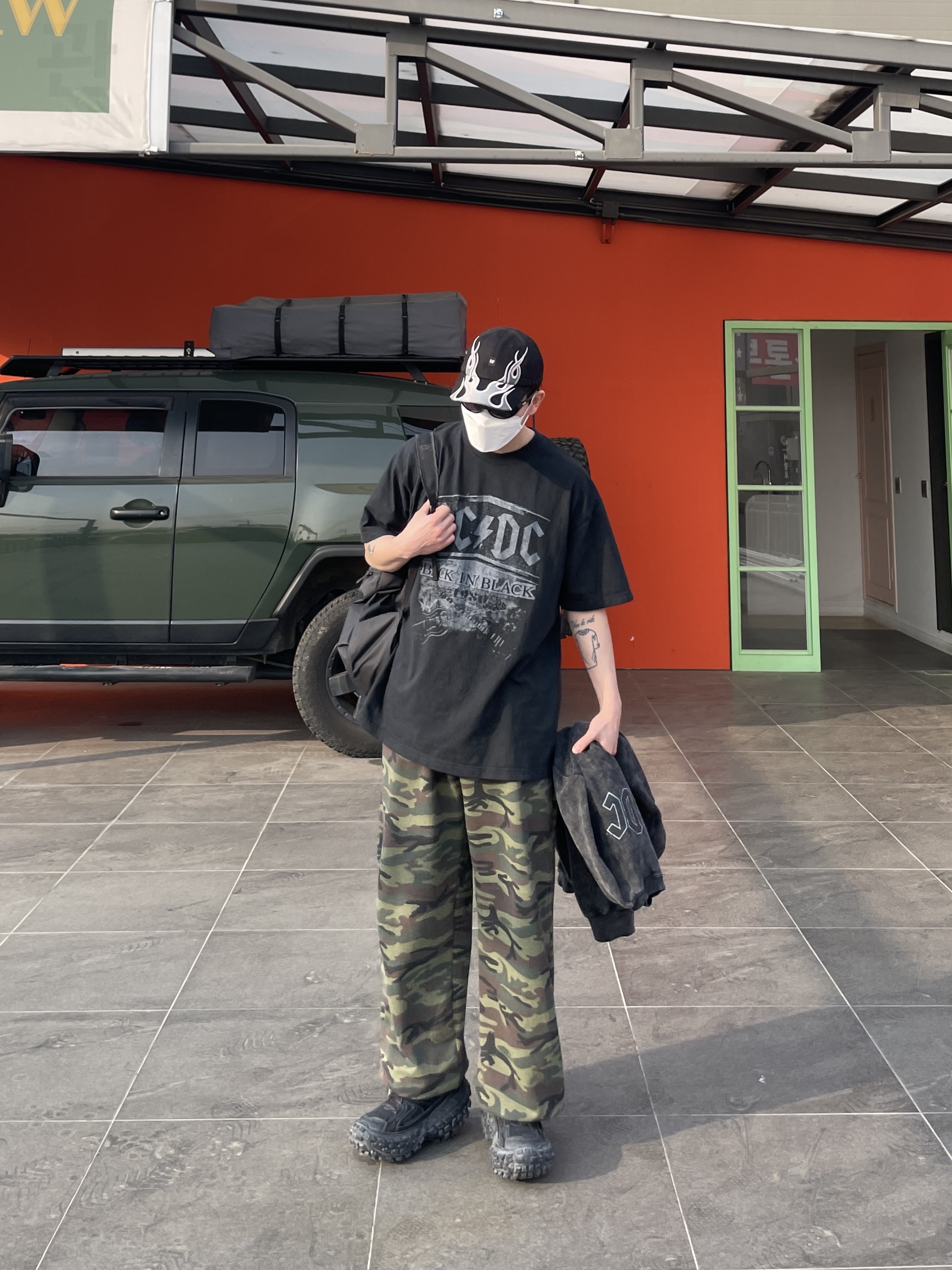 Balenciaga Defender Sneakers Black, Yeezy Gap Engineered By Balenciaga Flame Cap Black 착용 스타일 - 4