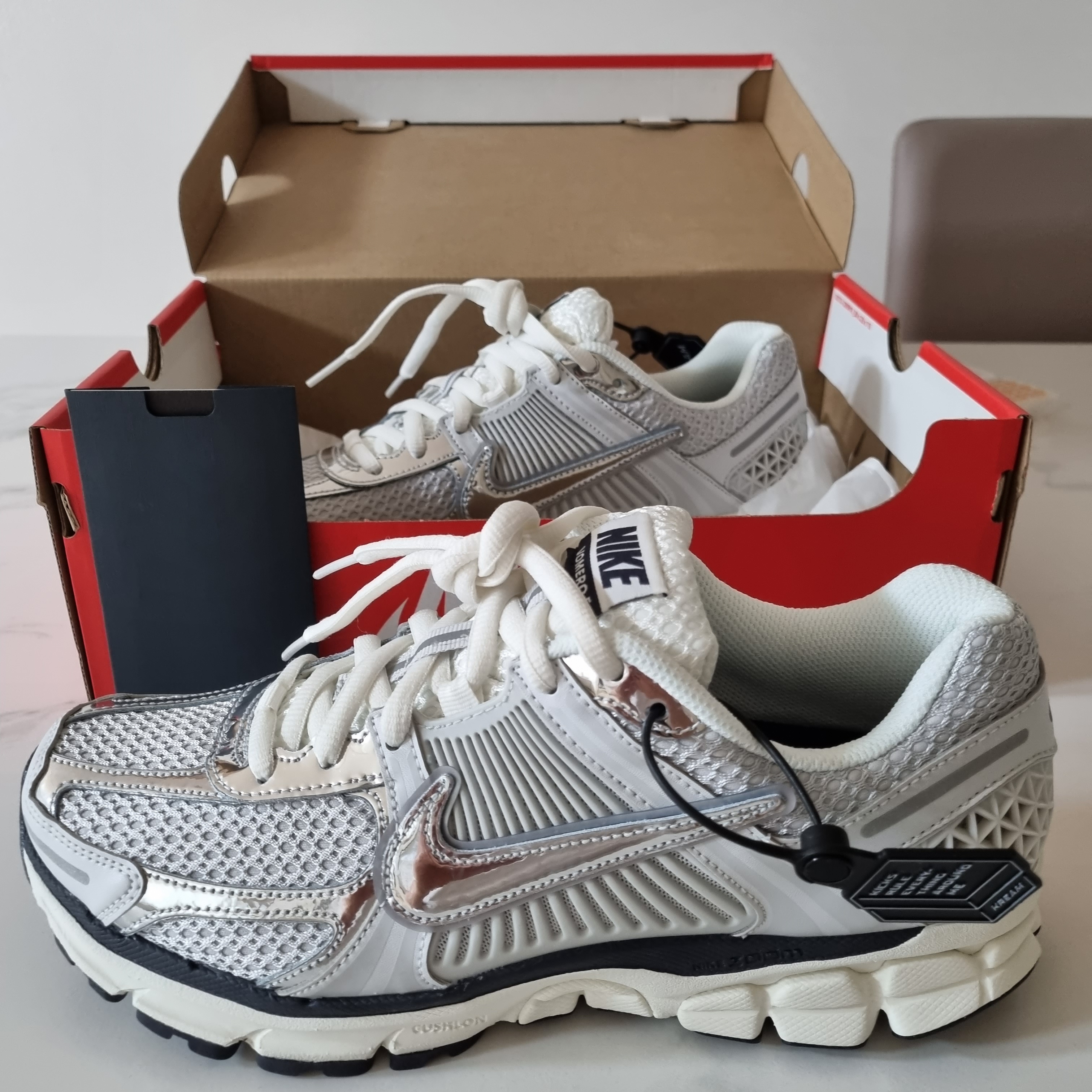 (W) Nike Zoom Vomero 5 Photon Dust and Metallic Silver 착용 스타일