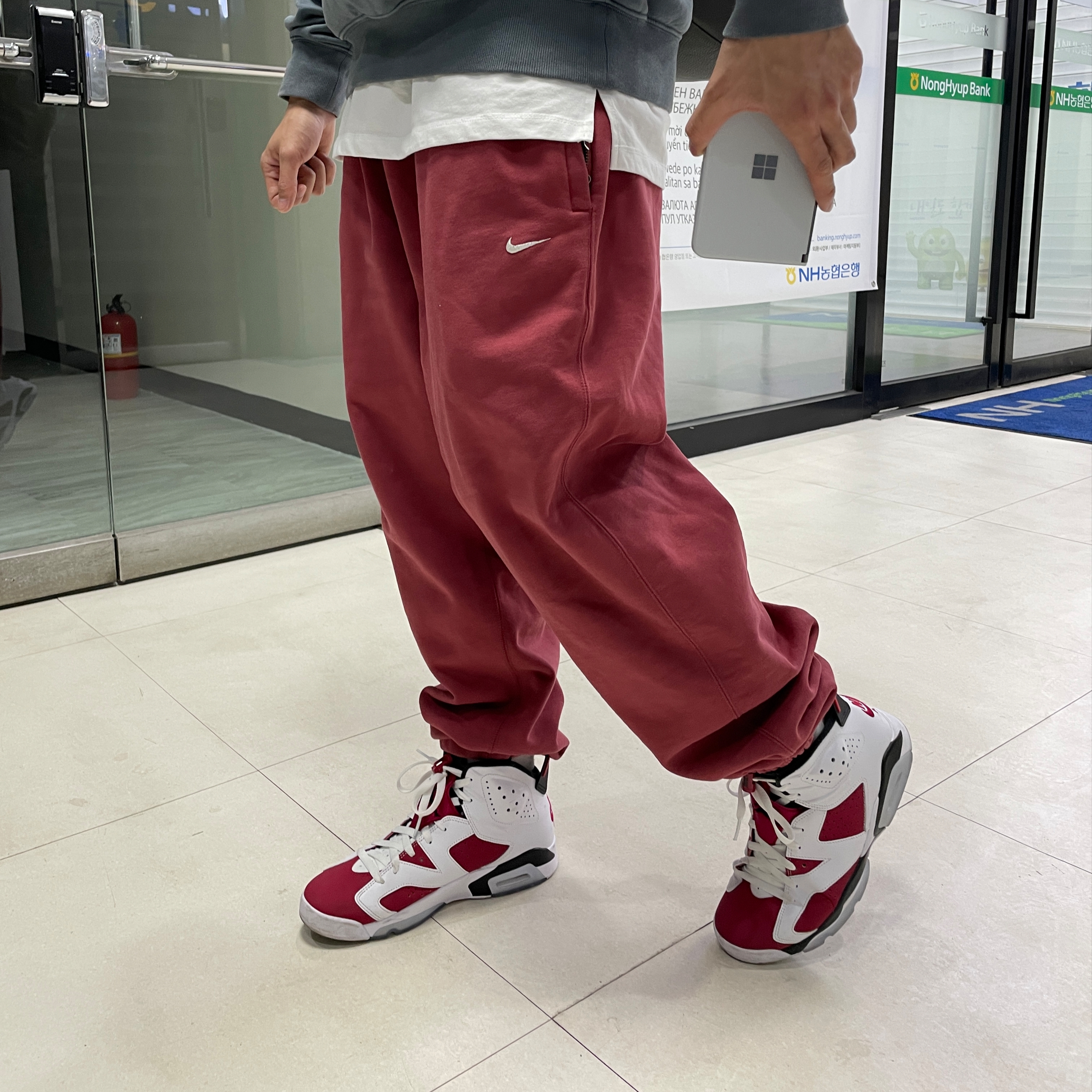 Nike NRG Solo Swoosh Fleece Pants Cedar - US/EU, Jordan 6 Retro Carmine 2021 착용 스타일 - 1