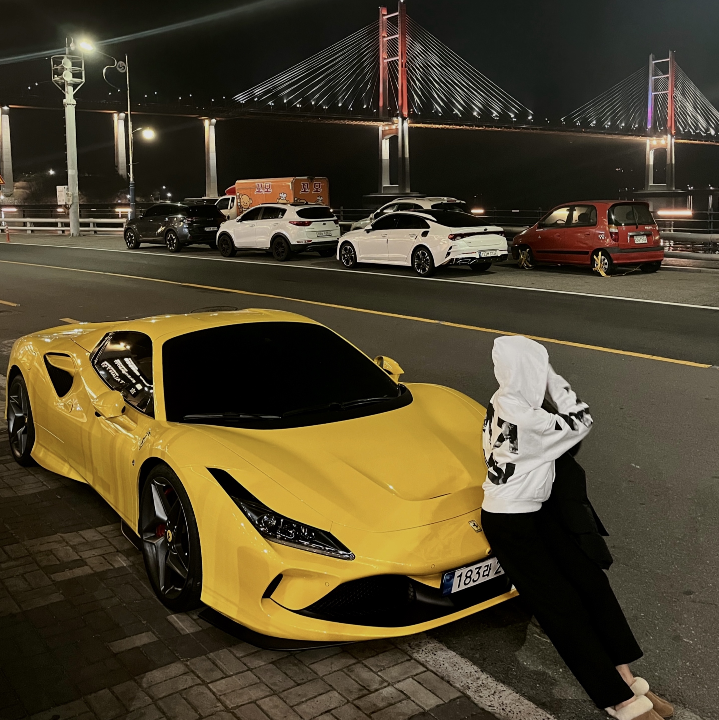Off-White Caravaggio Arrow Hoodie White 착용 스타일