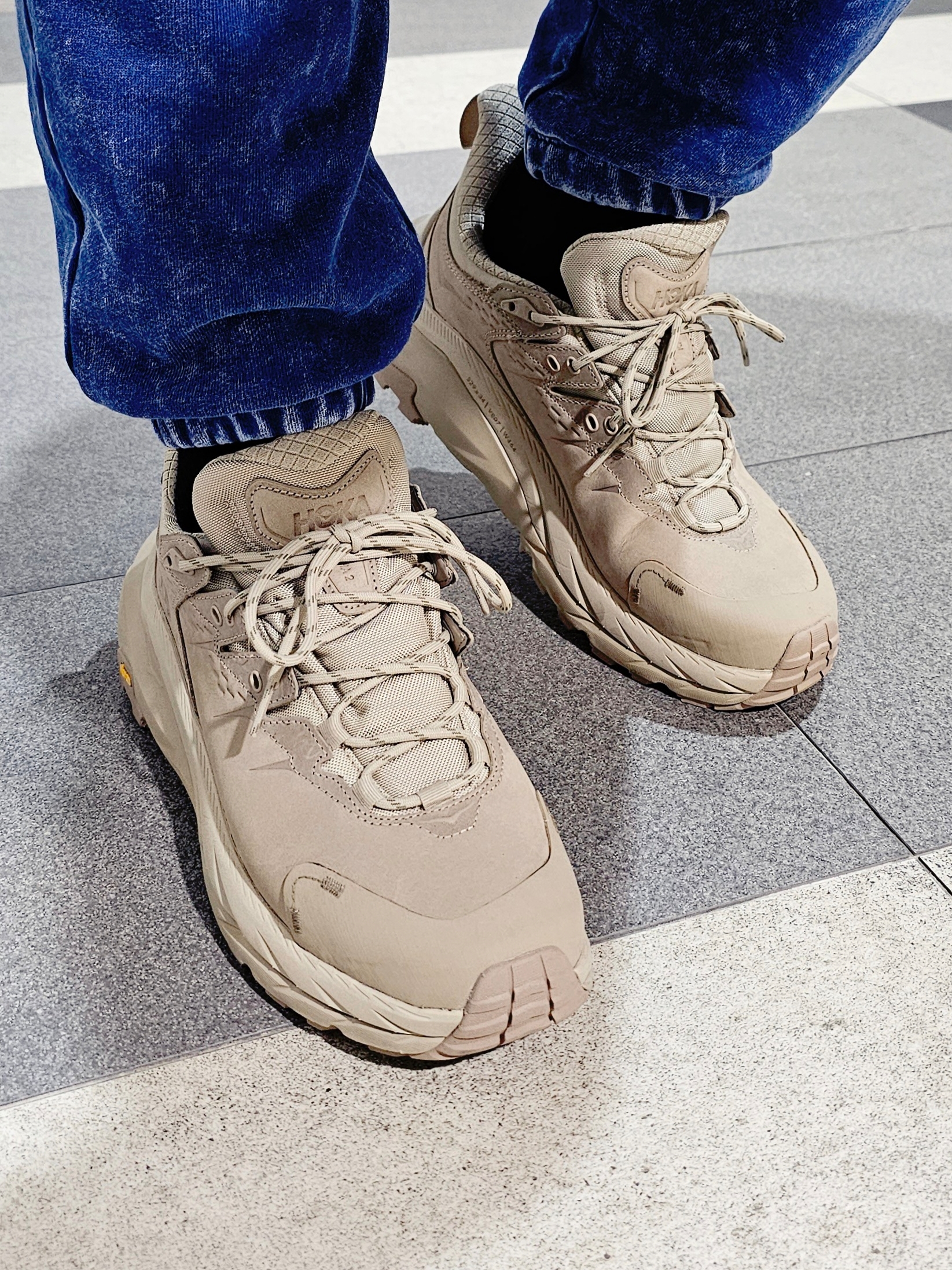 Hoka Kaha 2 Low Gore-Tex Oxford Tan 착용 스타일