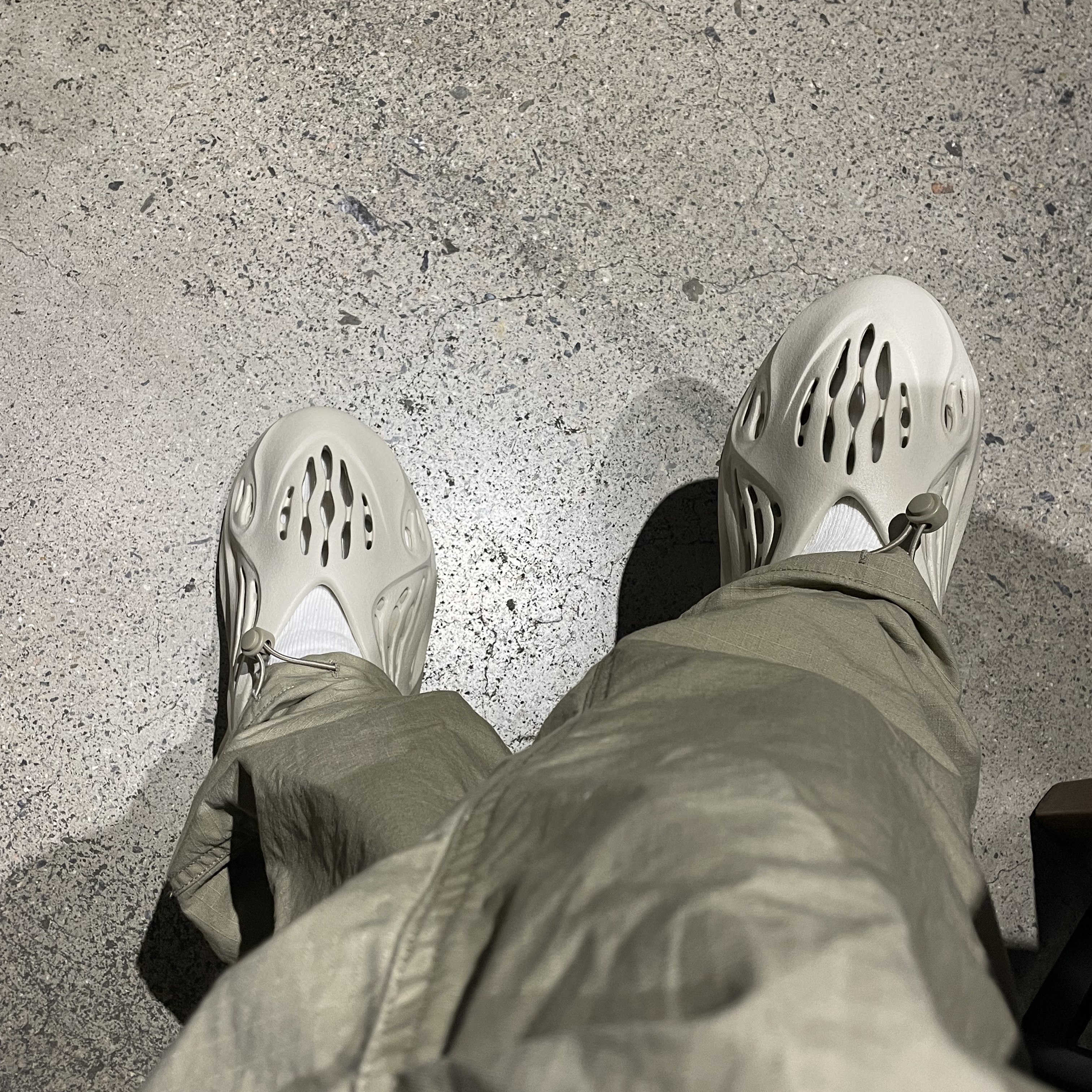 Adidas Yeezy Foam RNNR Sand 착용 스타일