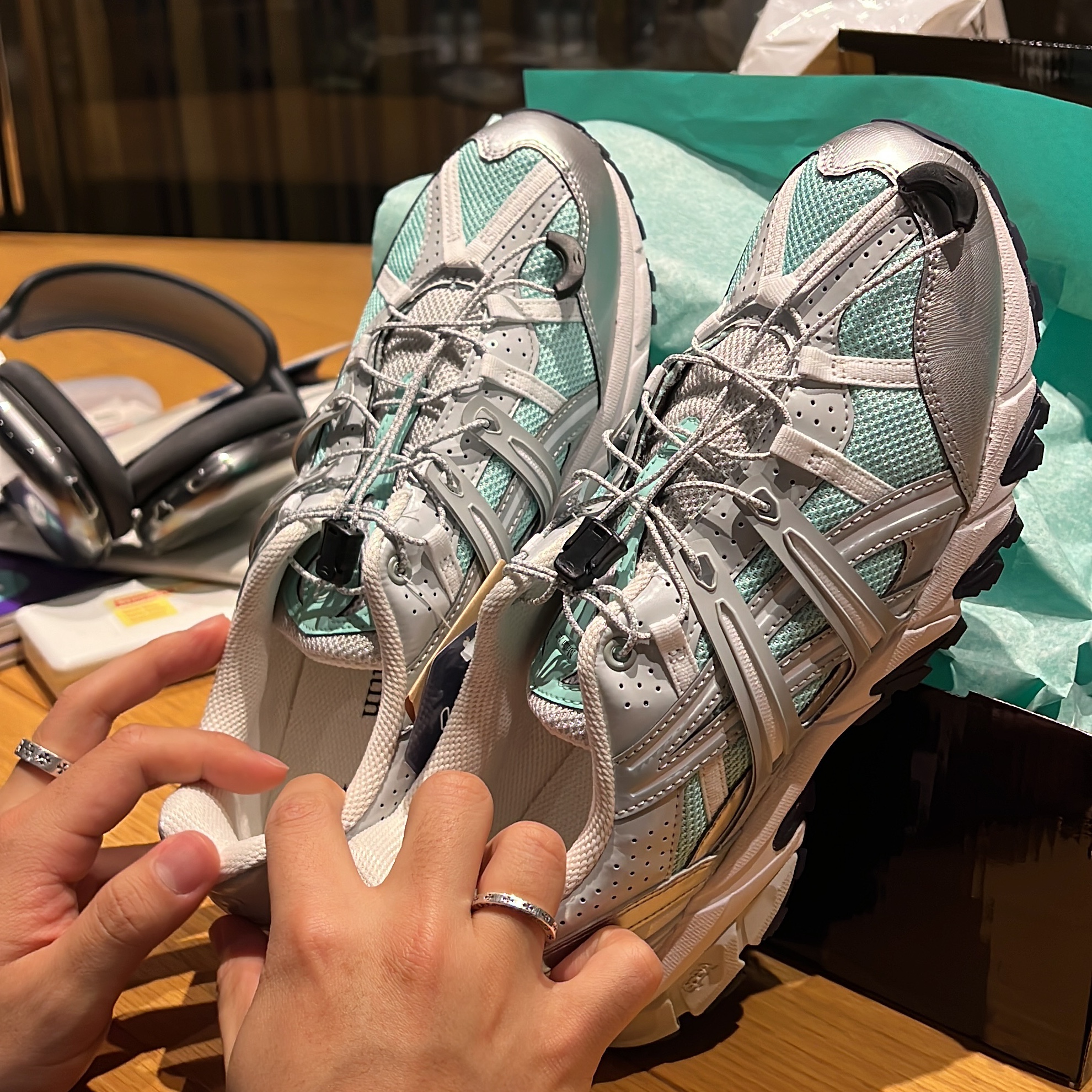 (W) Asics x Matin Kim Gel-Sonoma 15-50 Oasis Green Pure Silver, Apple AirPods Max Lightning Space Gray (Korean Ver.) 착용 스타일 - 3