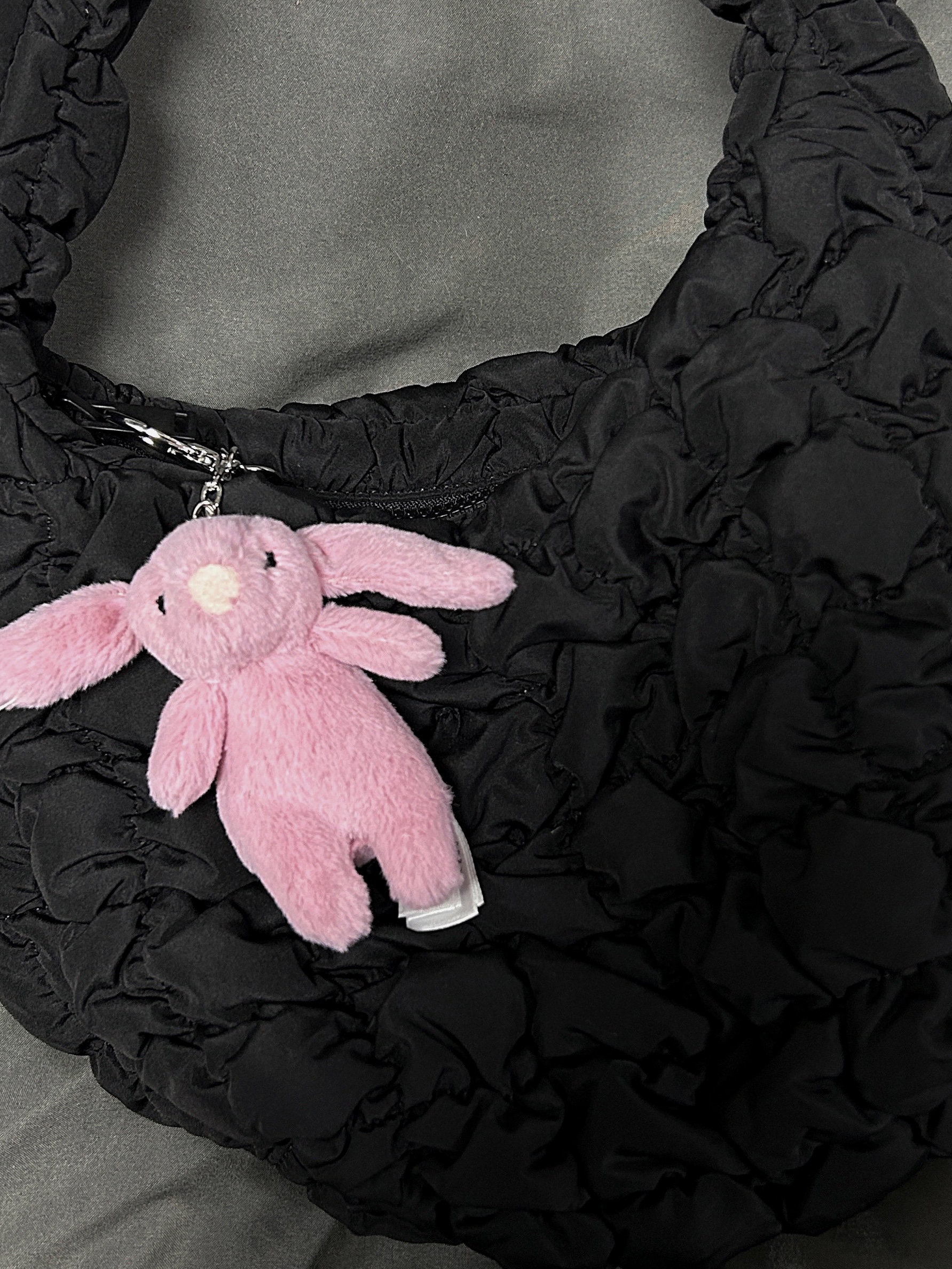 COS Quilted Mini Bag Black, Jellycat Bashful Bunny Bag Charm Tulip 착용 스타일
