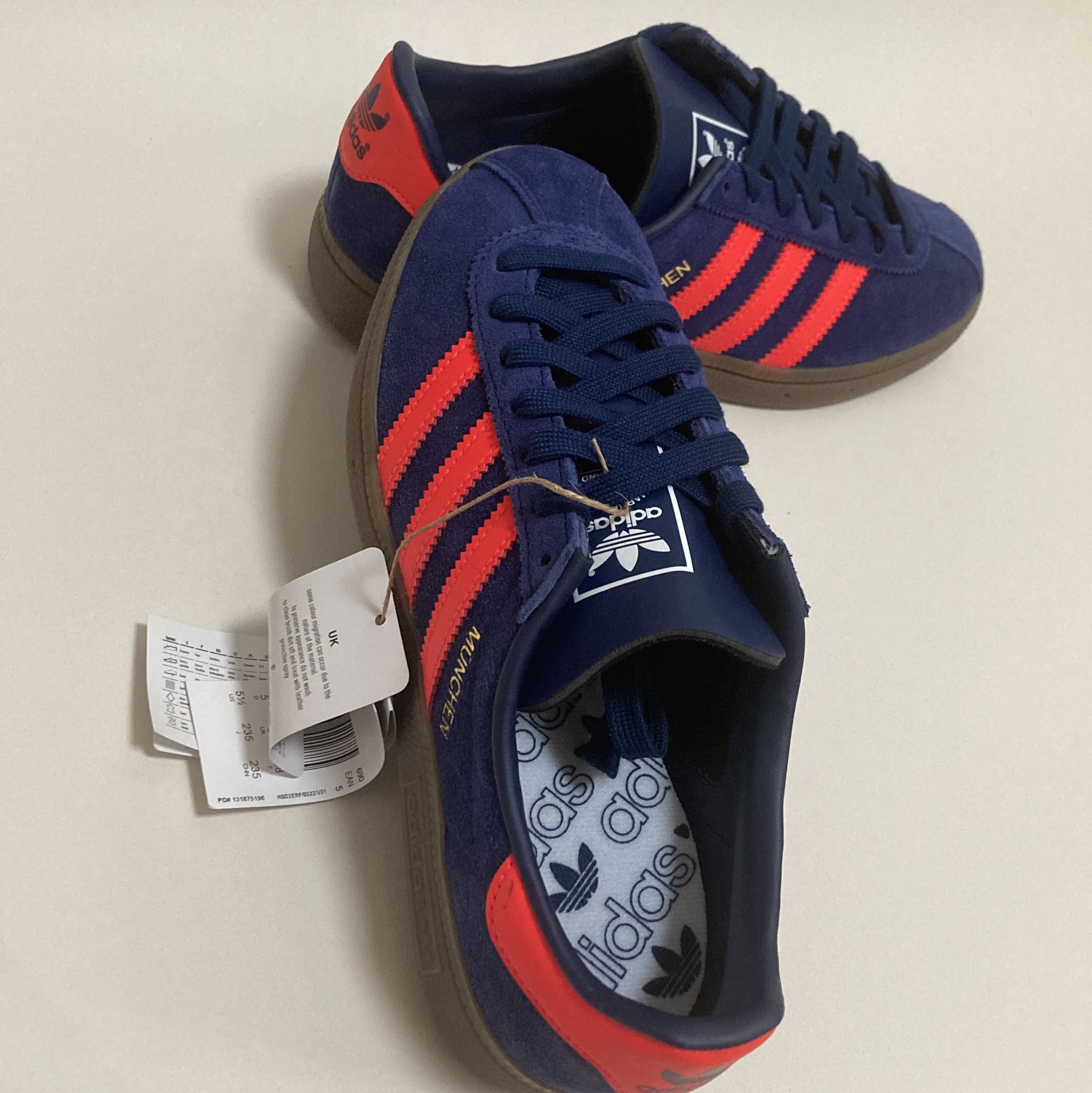Adidas City Series Munchen Dark Blue Solar Red 착용 스타일