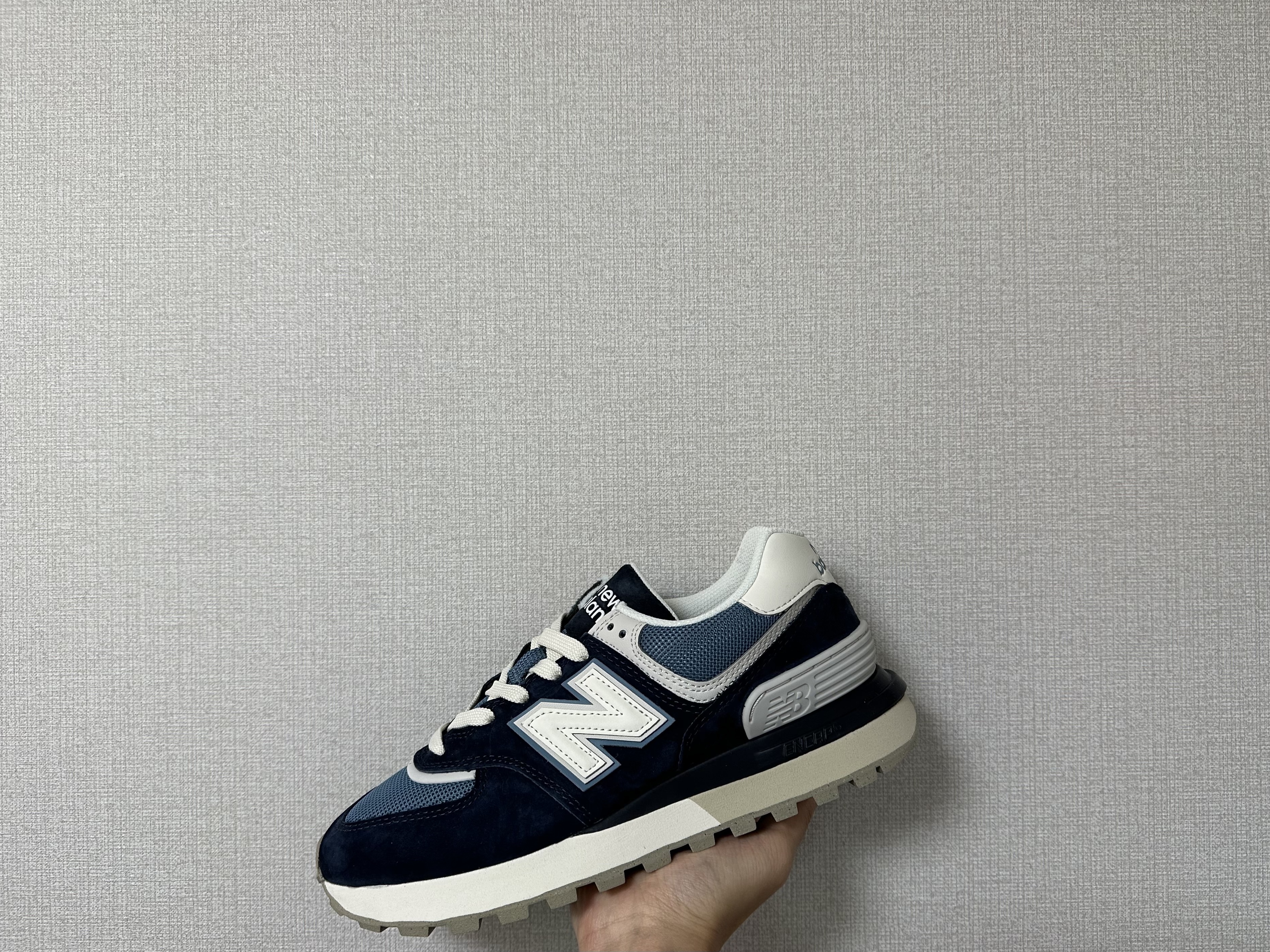 New Balance 574 Legacy Navy, New Balance 574 Legacy Navy Sea Salt 착용 스타일 - 2