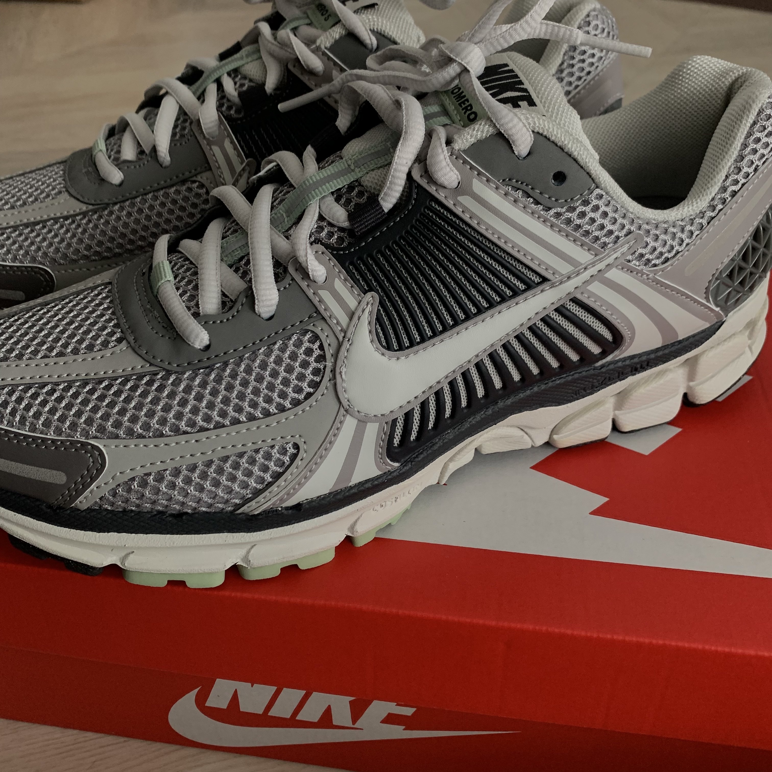 (W) Nike Zoom Vomero 5 Cobblestone and Flat Pewter 착용 스타일