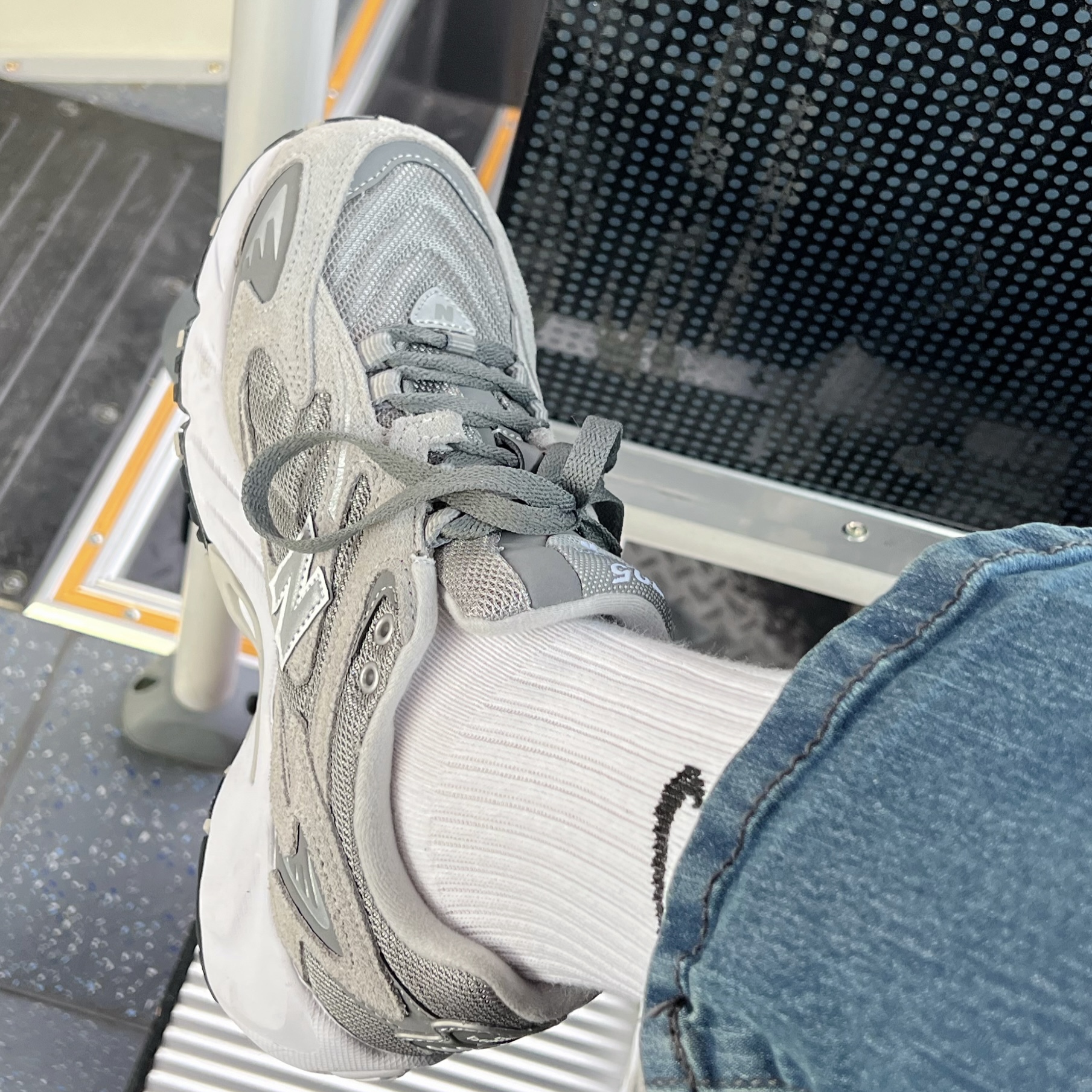 New Balance 725 Grey 착용 스타일 - 2
