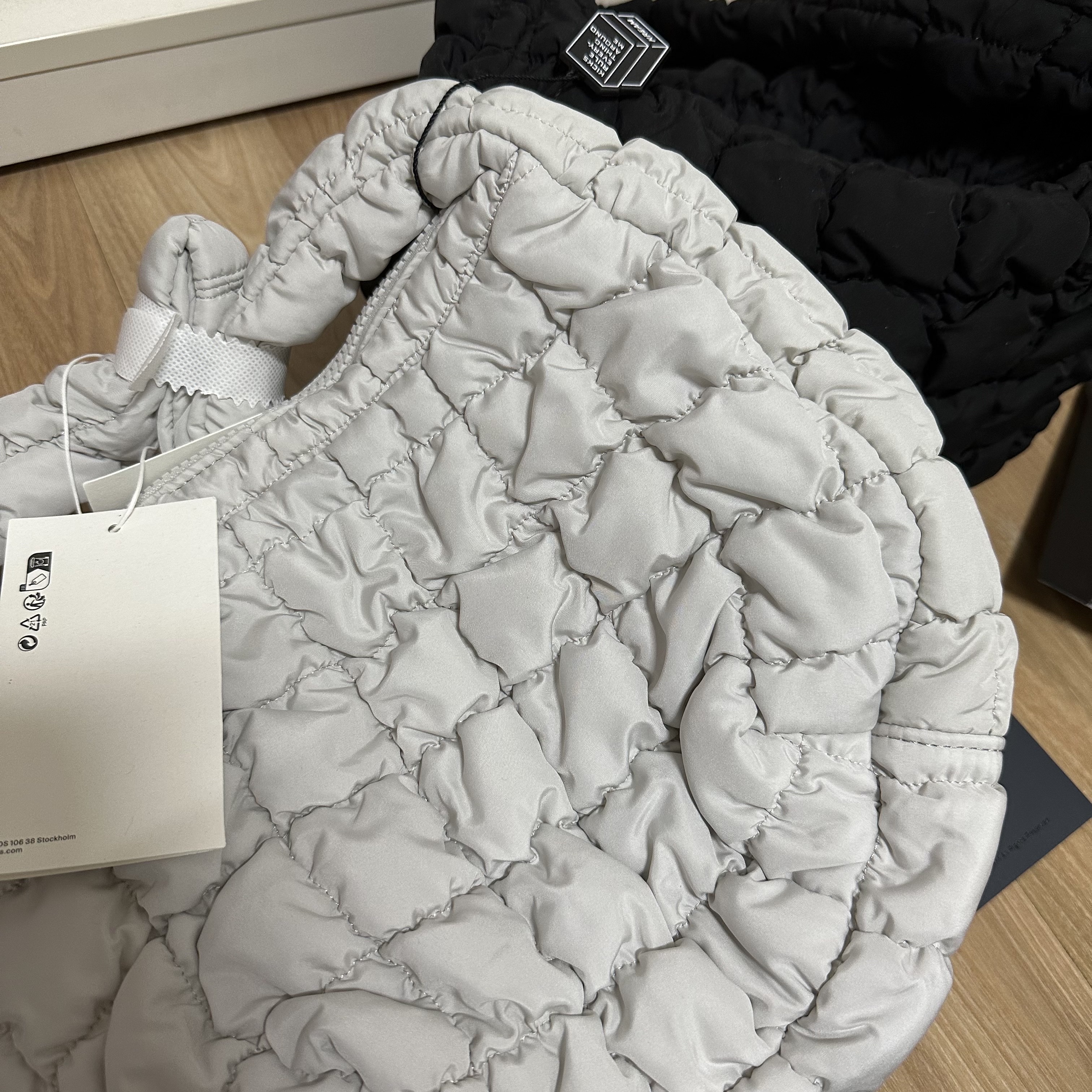 COS Quilted Mini Bag Light Grey 착용 스타일