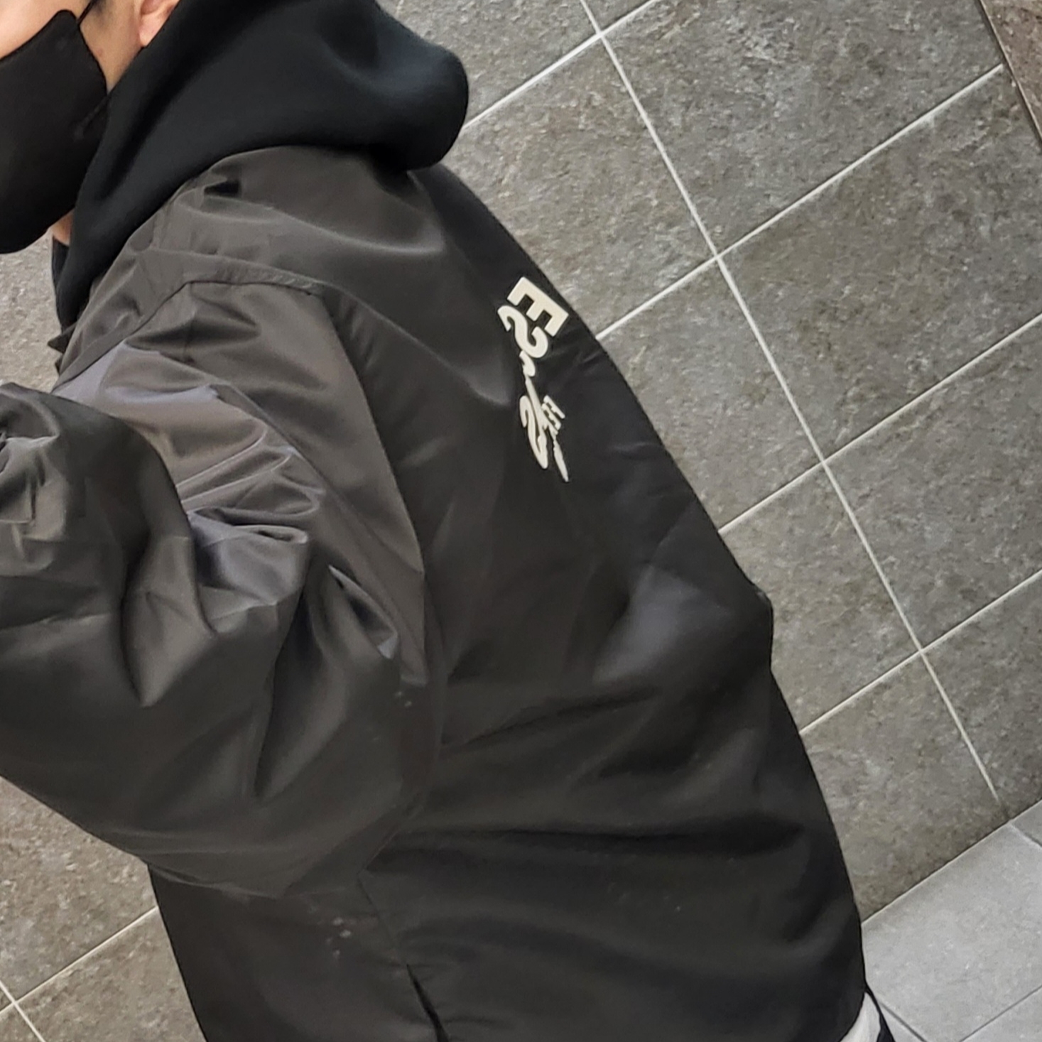 Essentials Coaches Jacket Iron - 22SS, Essentials The Core Collection Hoodie Stretch Limo 착용 스타일 - 1
