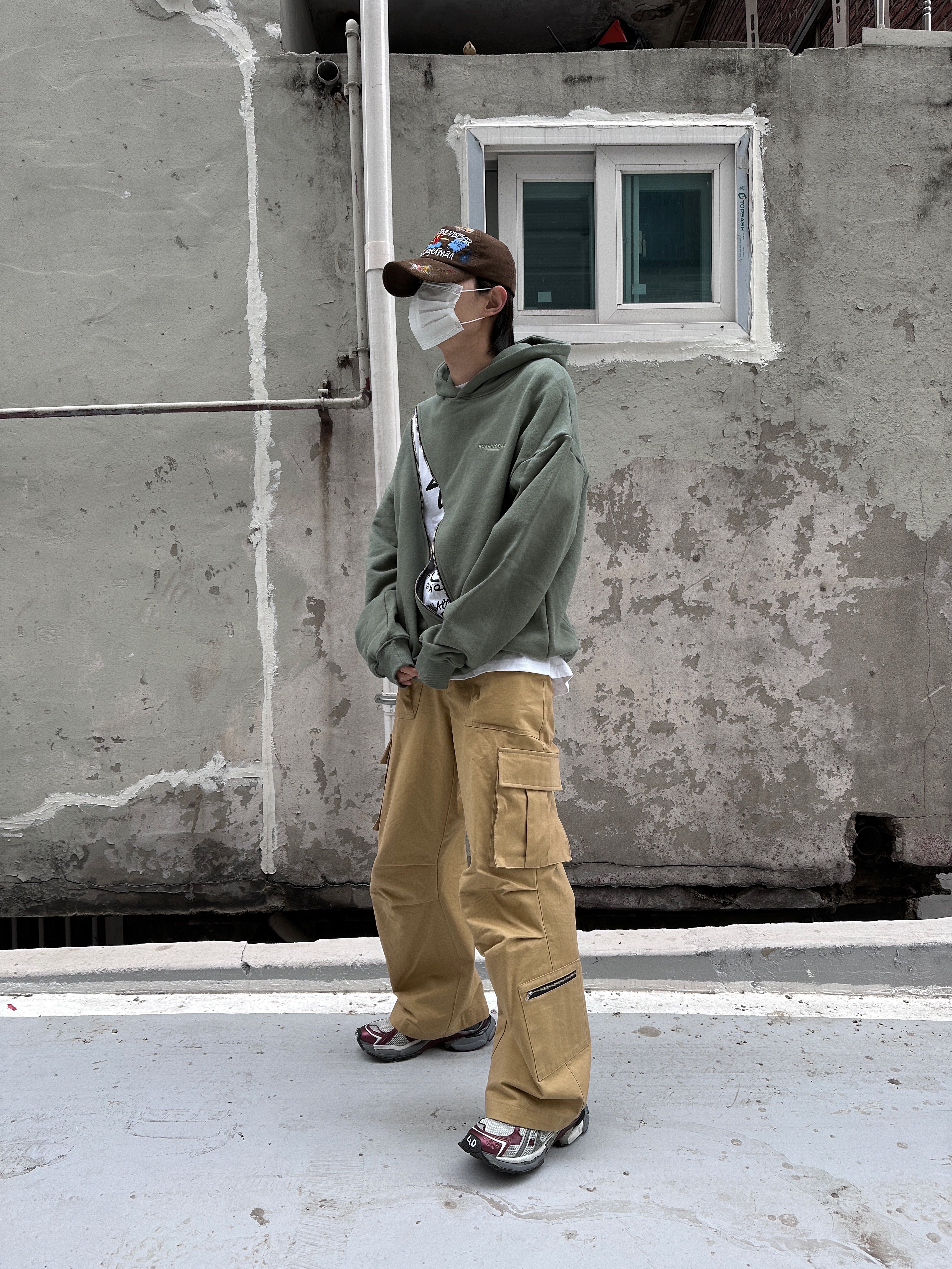 Balenciaga Runner Sneakers Grey Burgundy, The Museum Visitor x Jon Burgerman Hand Painted Pizza & Poch Corduroy Ball Cap Brown 착용 스타일 - 3