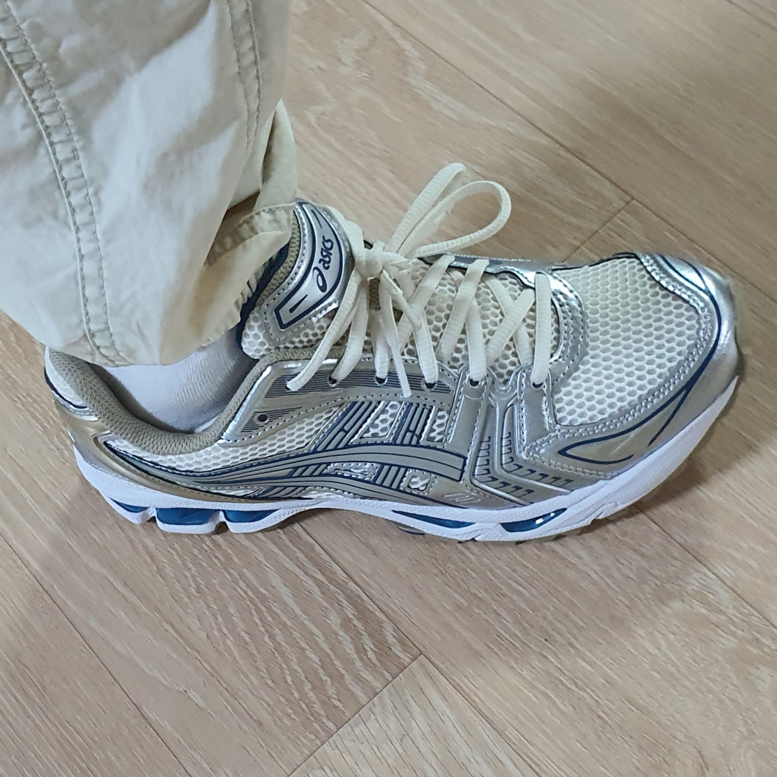 Asics Gel-Kayano 14 Cream Pure Silver 착용 스타일