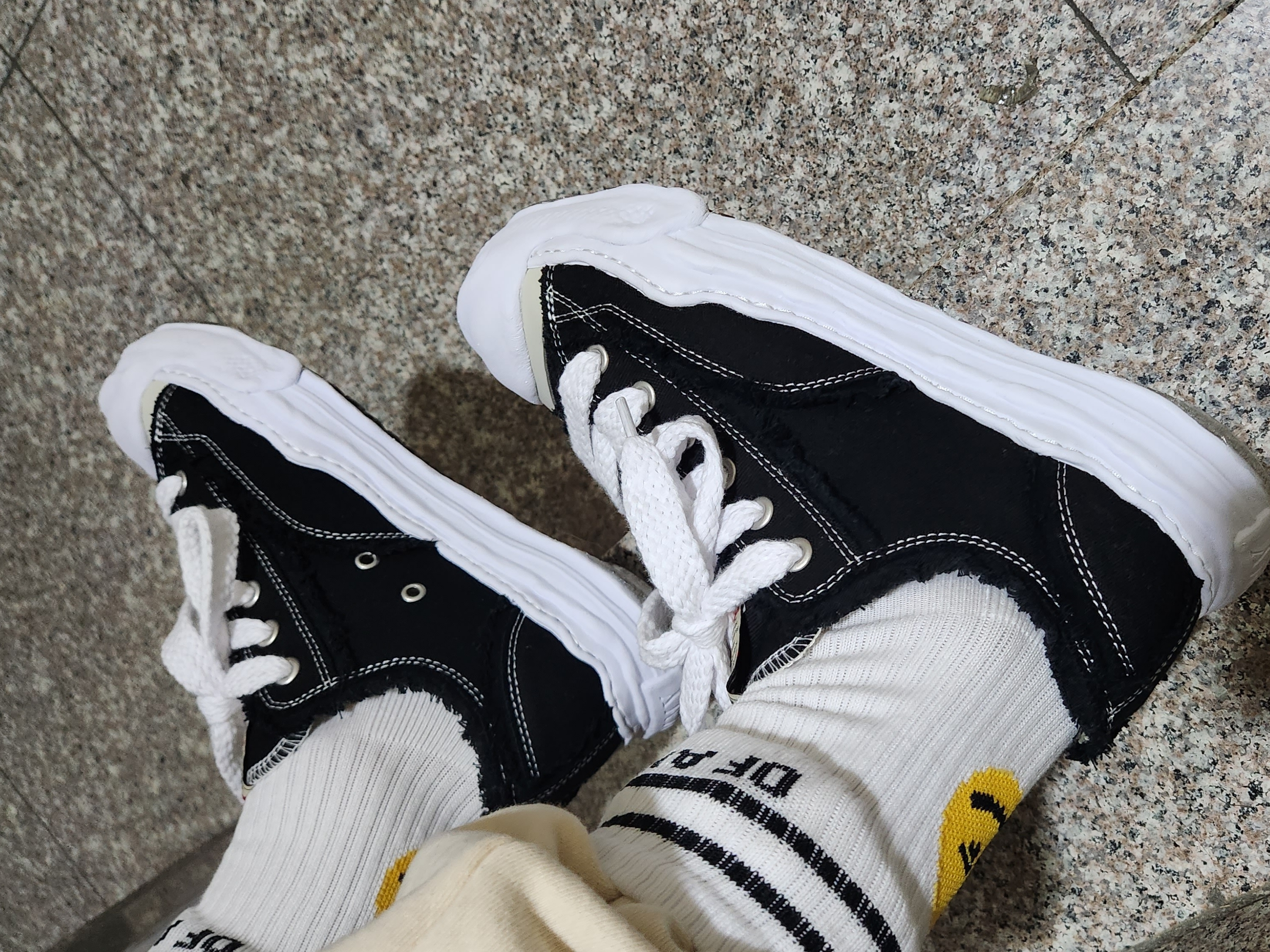 Maison Mihara Yasuhiro Hank OG Sole OH Canvas Low-top Sneakers Black 착용 스타일 - 4