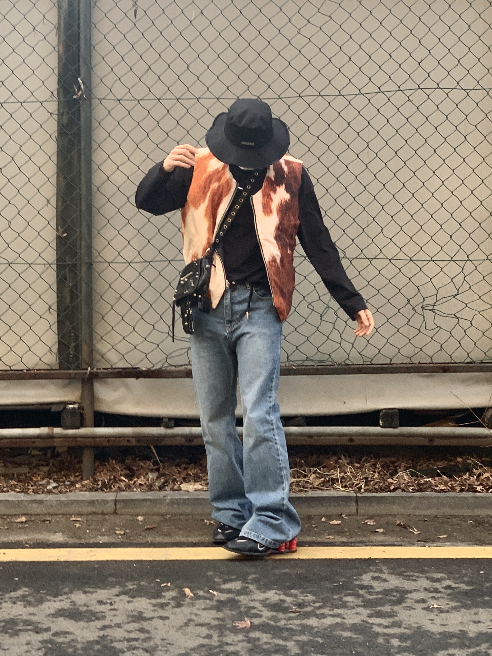 Nike x Martine Rose Shox MR4 Black, Balenciaga Le Cagole Mini Multipouch Black 착용 스타일 - 3