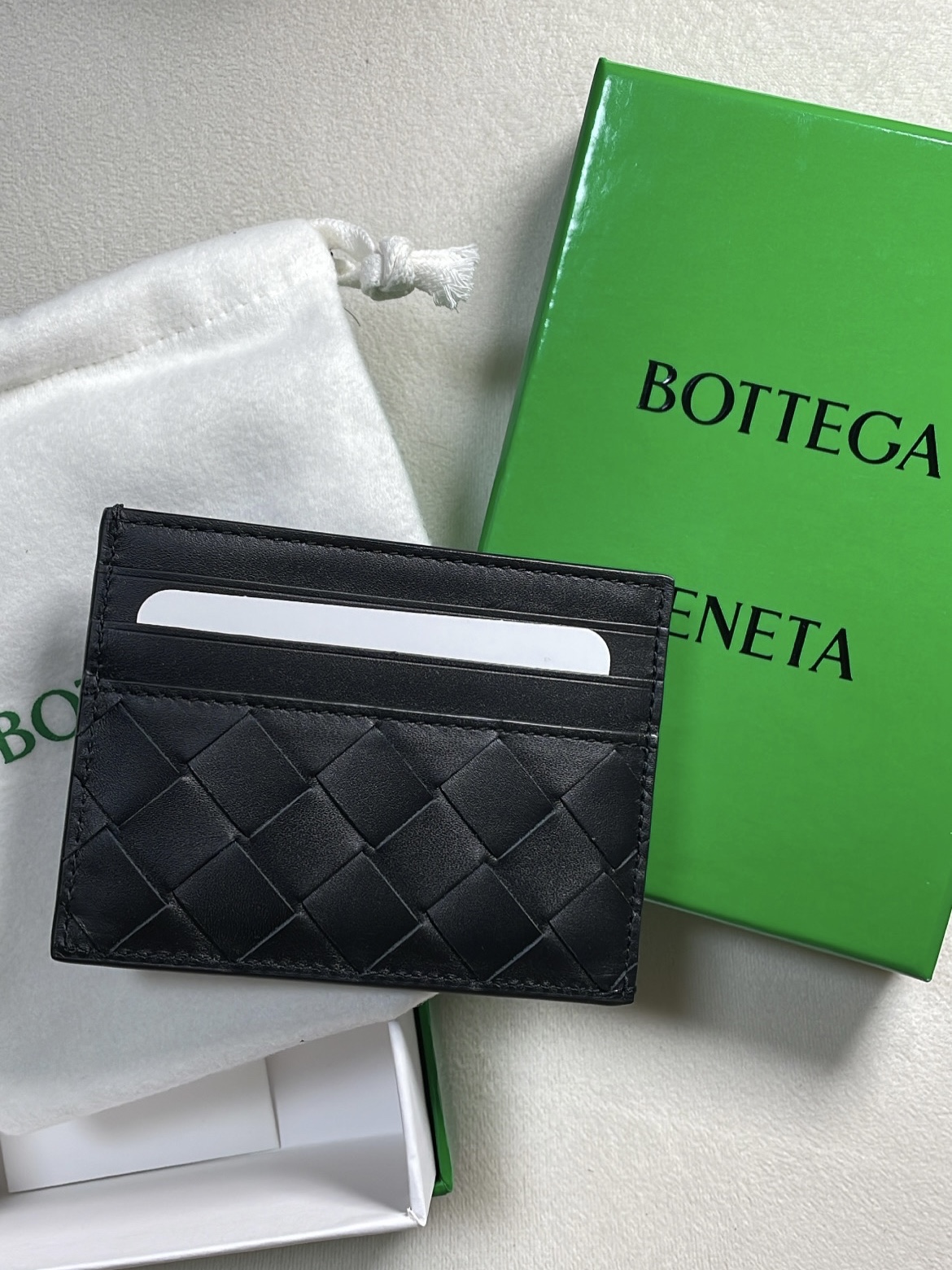 Bottega Veneta Card Case Black 착용 스타일