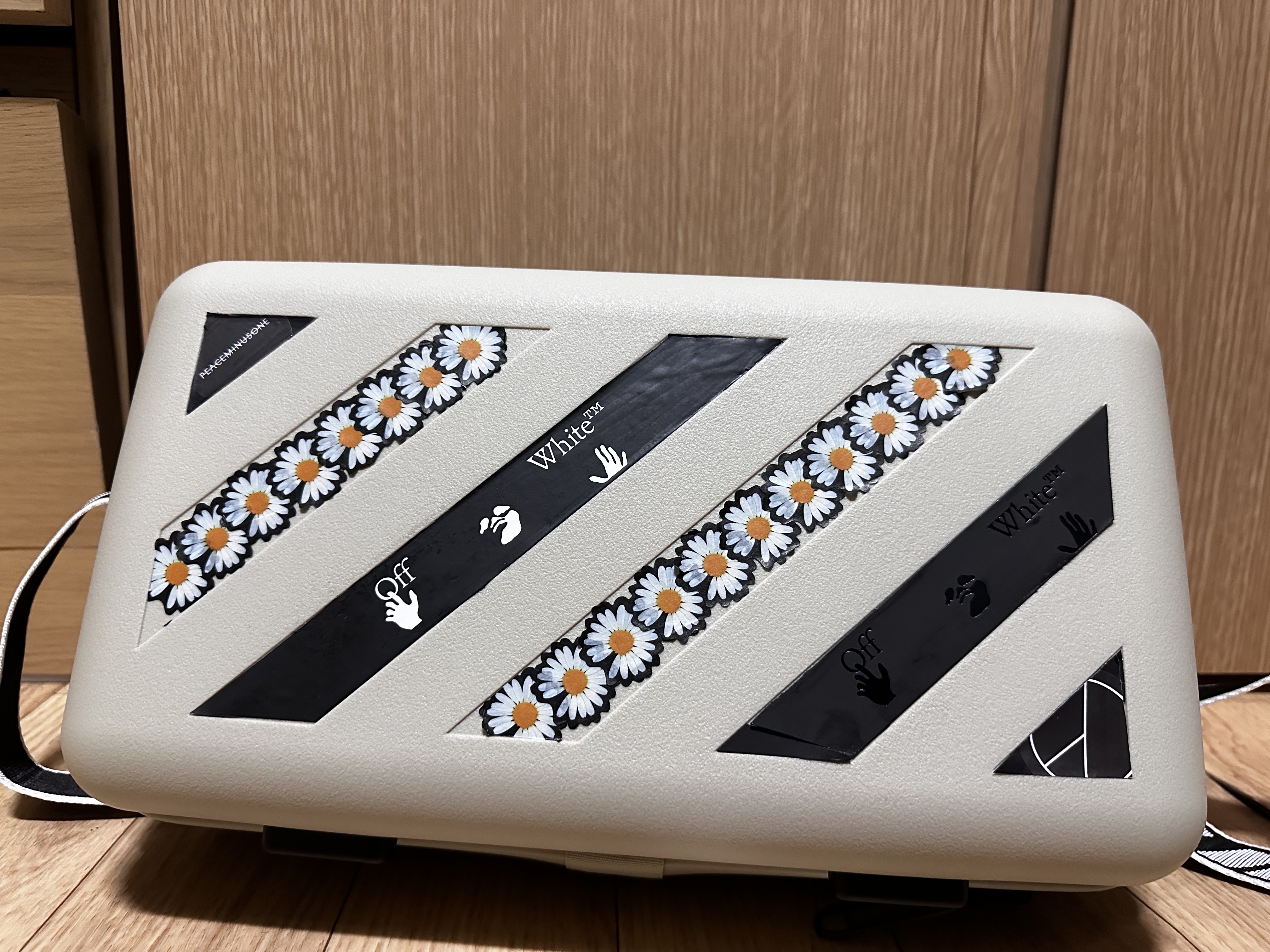 Off-White x Amore Pacific Protection Box (Without Cosmetics) 착용 스타일