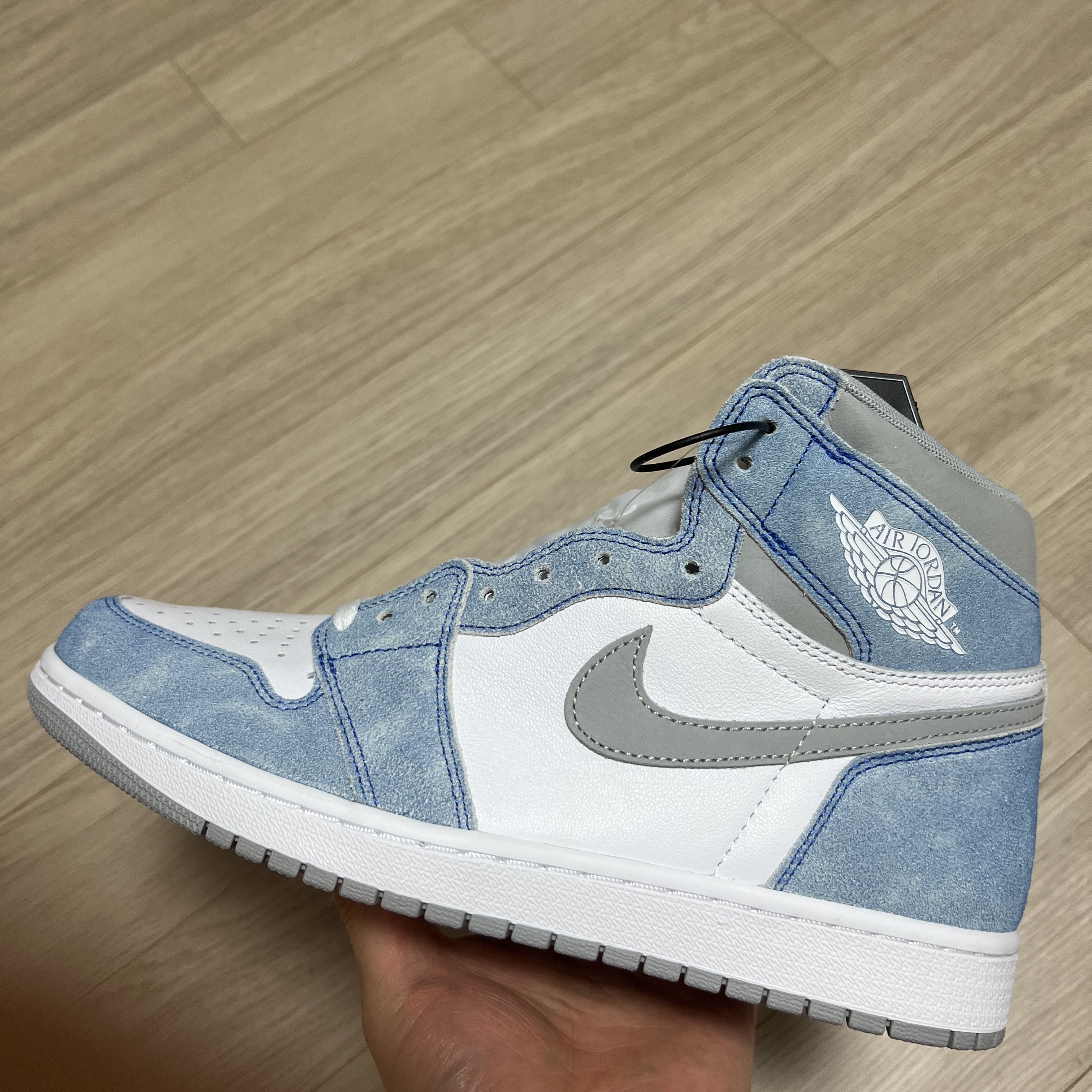 Jordan 1 Retro High OG Hyper Royal 착용 스타일