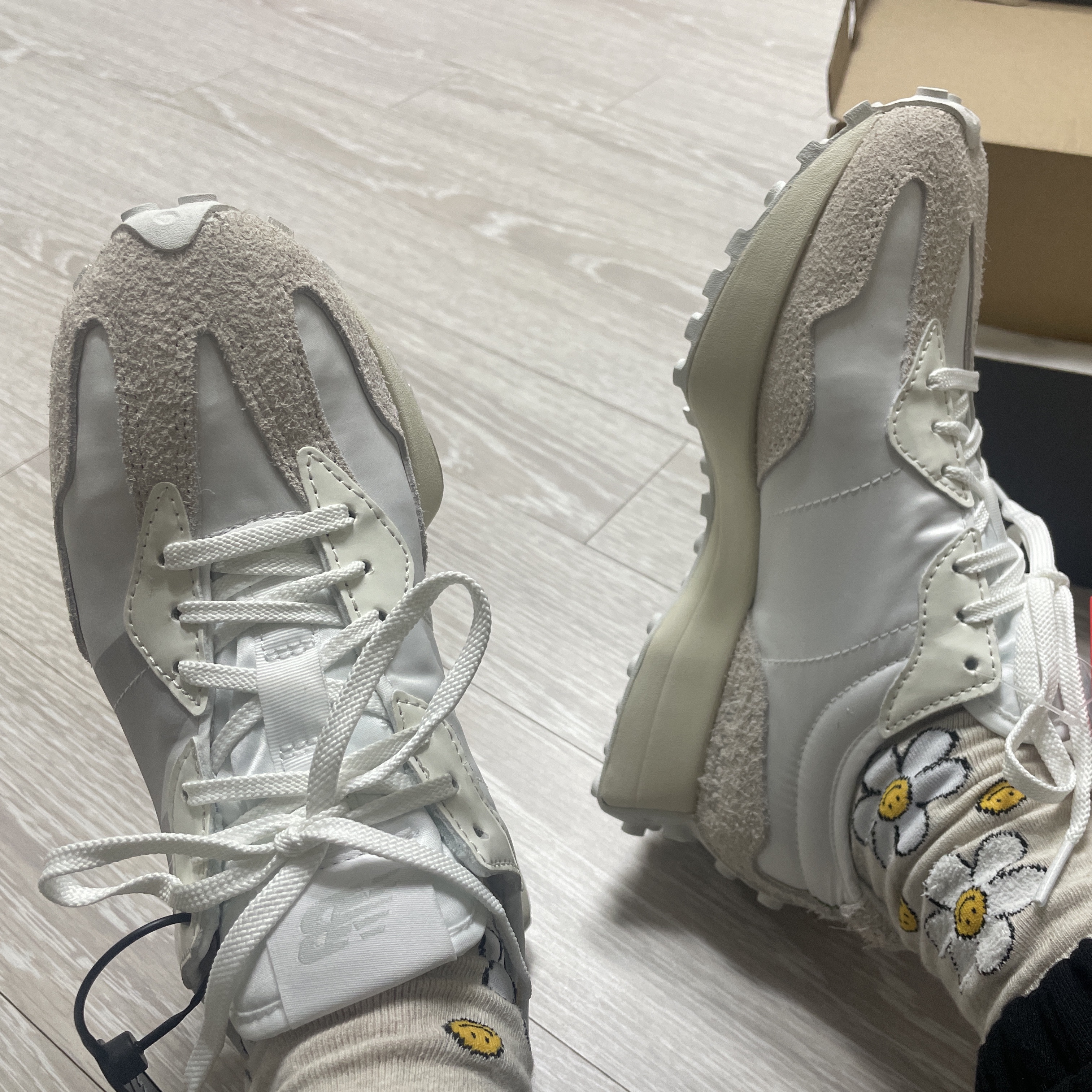 (W) New Balance 327 White Moonbeam 착용 스타일