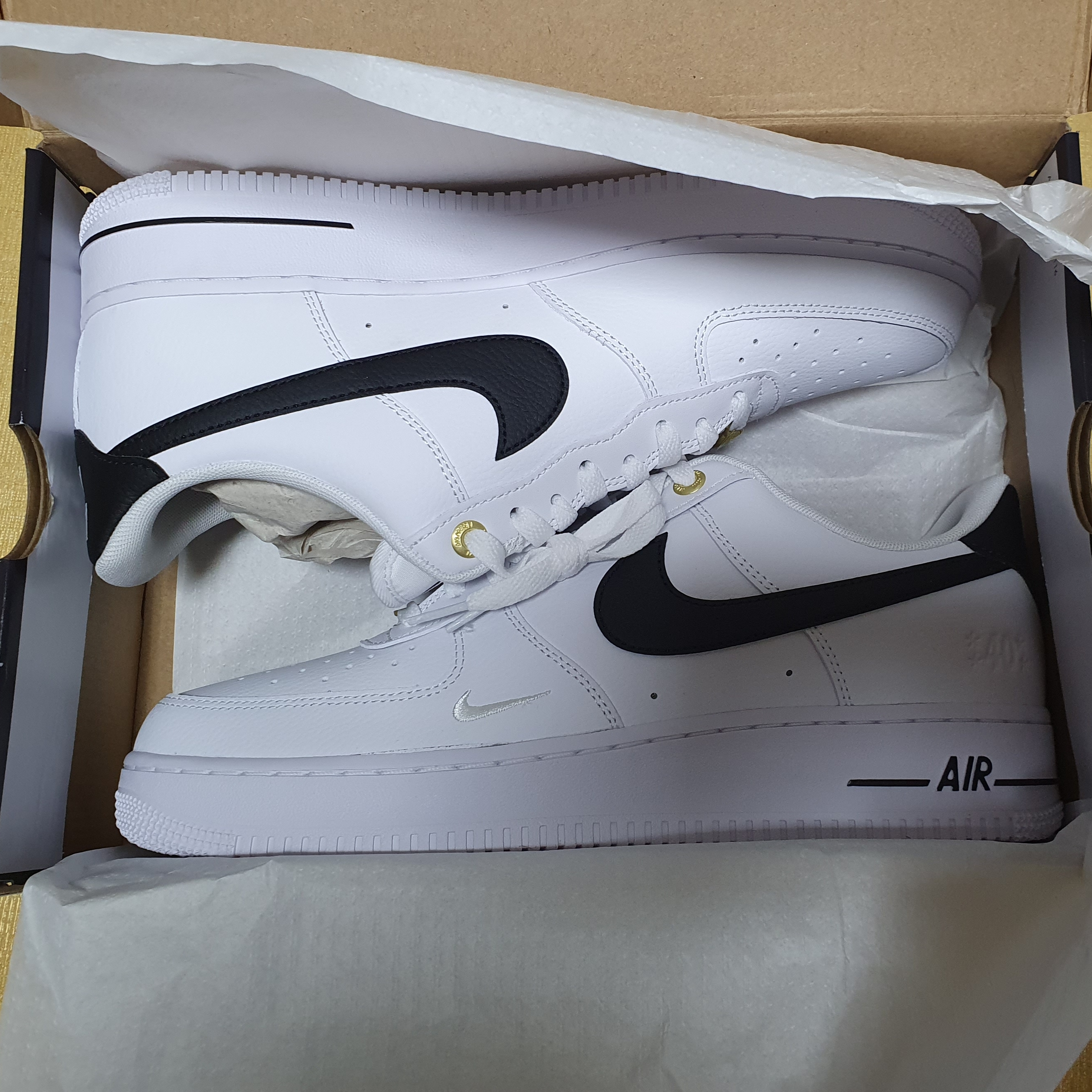 Nike Air Force 1 '07 LV8 40th Anniversary Join Forces White Black 착용 스타일
