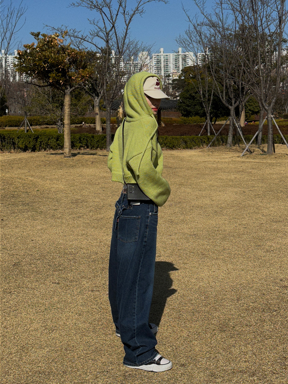 Isabel Marant Tyronyh Cap Ecru Red, Maison Mihara Yasuhiro Peterson OG Sole Canvas Low Sneakers Black 착용 스타일 - 3