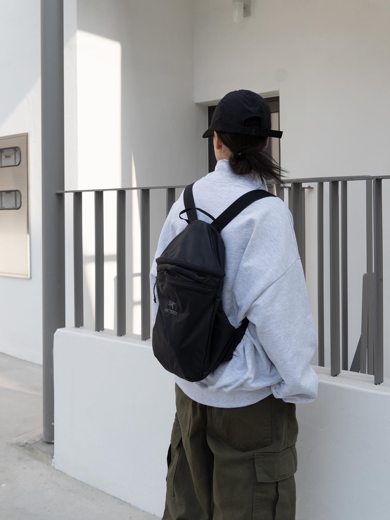 Arc'teryx Index 15 Backpack Black 착용 스타일 - 3