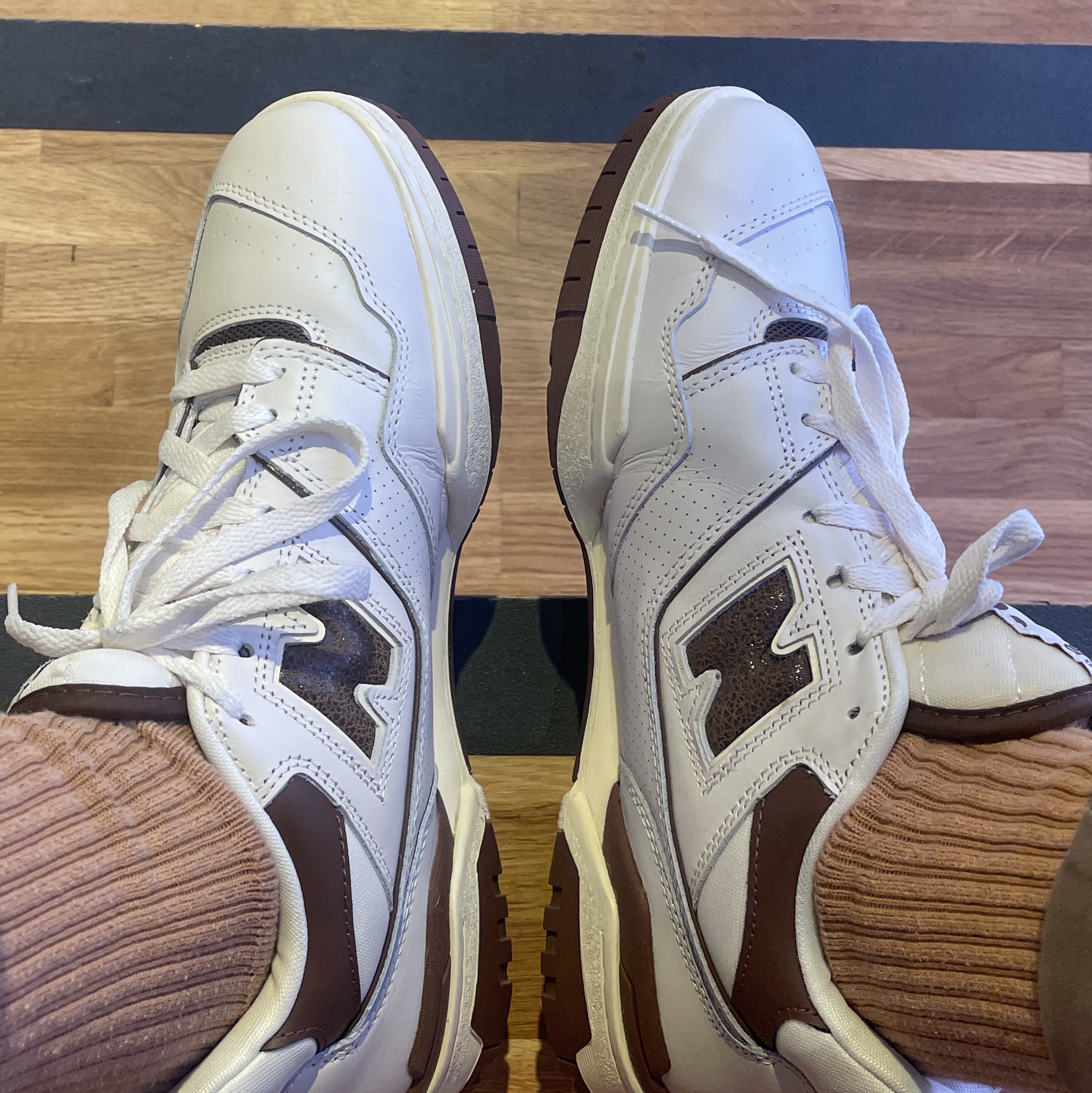 New Balance x Aime Leon Dore 550 Brown 착용 스타일 - 1