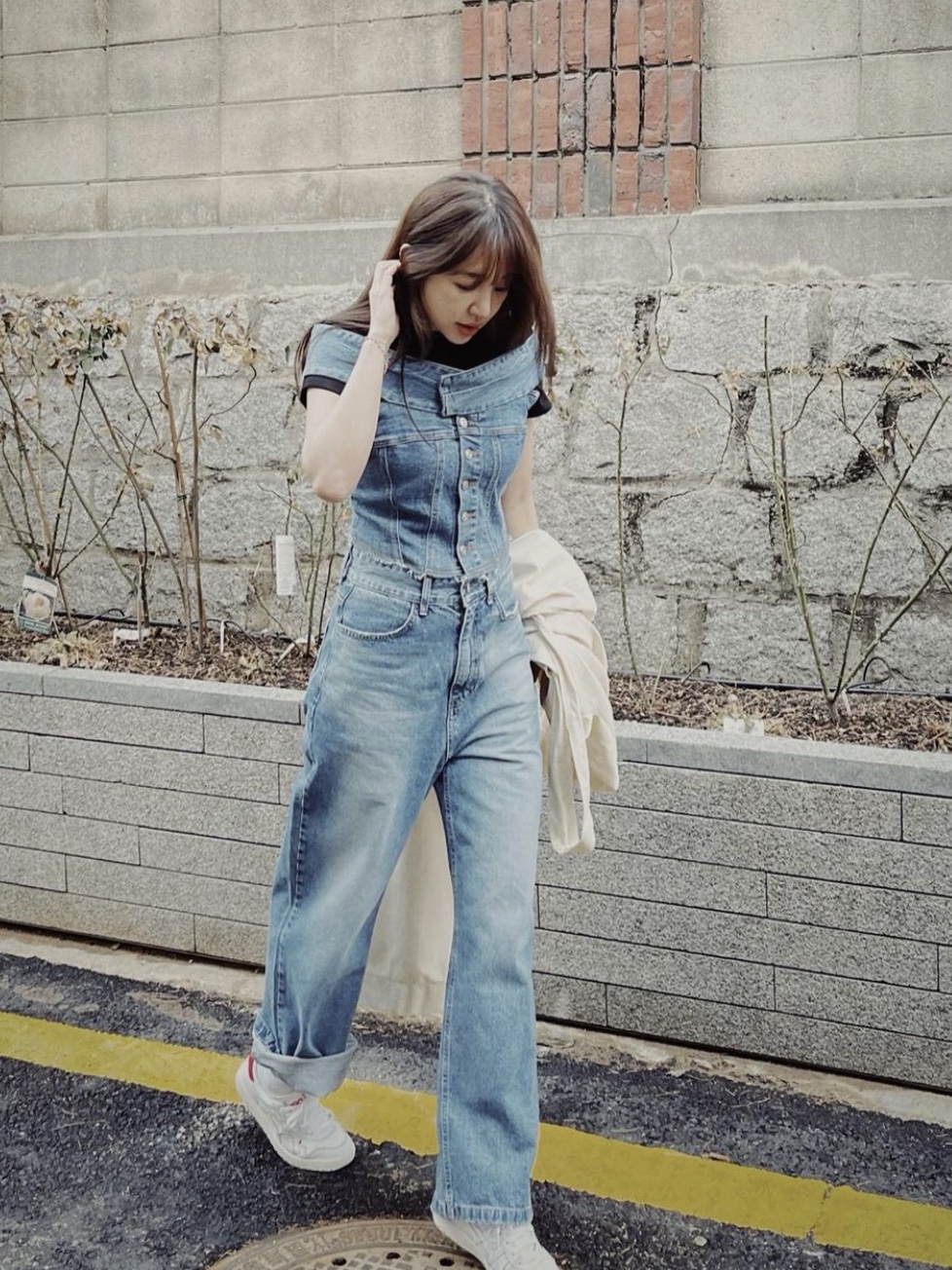 Instantfunk Women Off The Shoulder Denim Blouse Blue, Instanfunk Women Outwaist Wide Leg Jeans Blue 착용 스타일 - 1