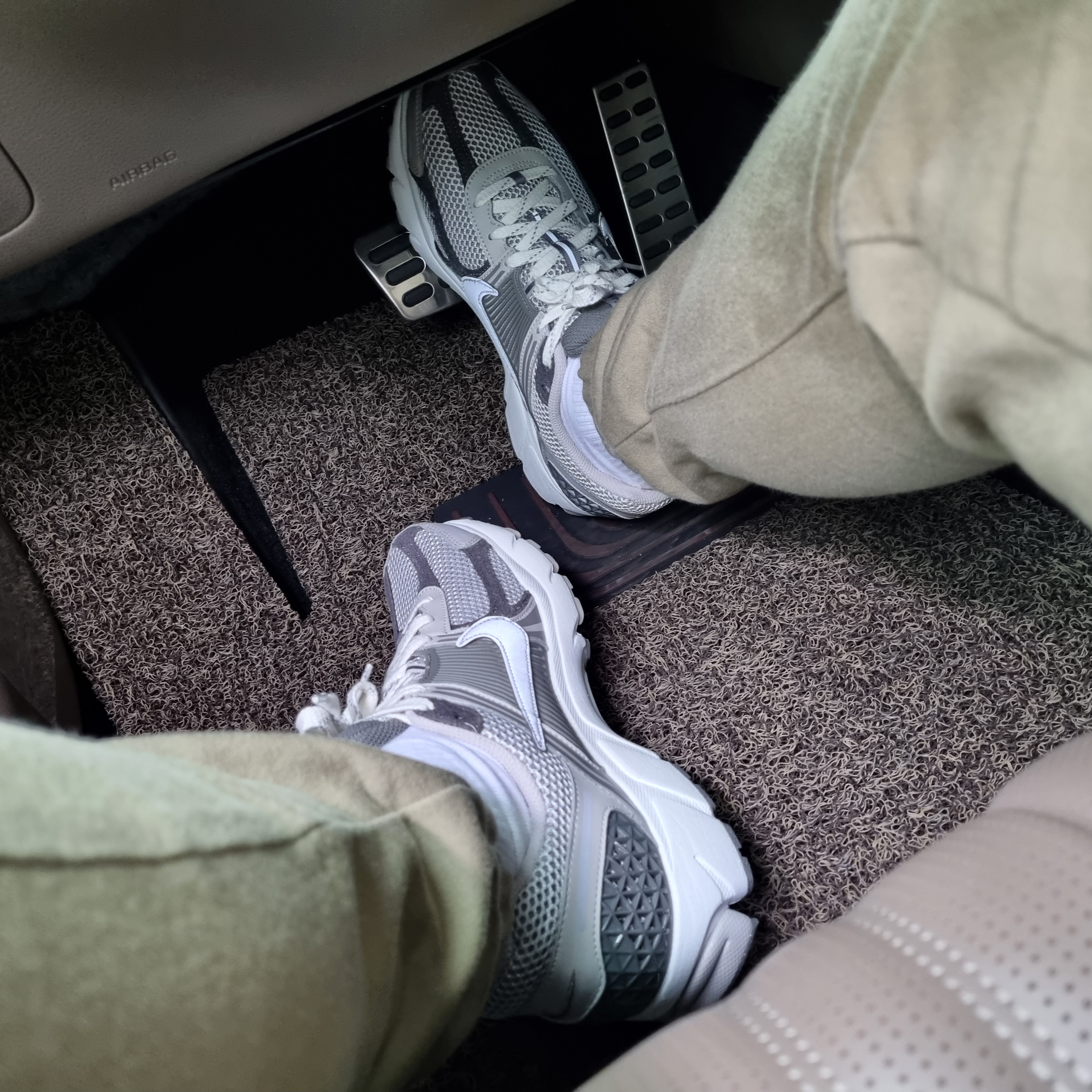 Nike Zoom Vomero 5 PRM Light Iron Ore and Flat Fewter 착용 스타일