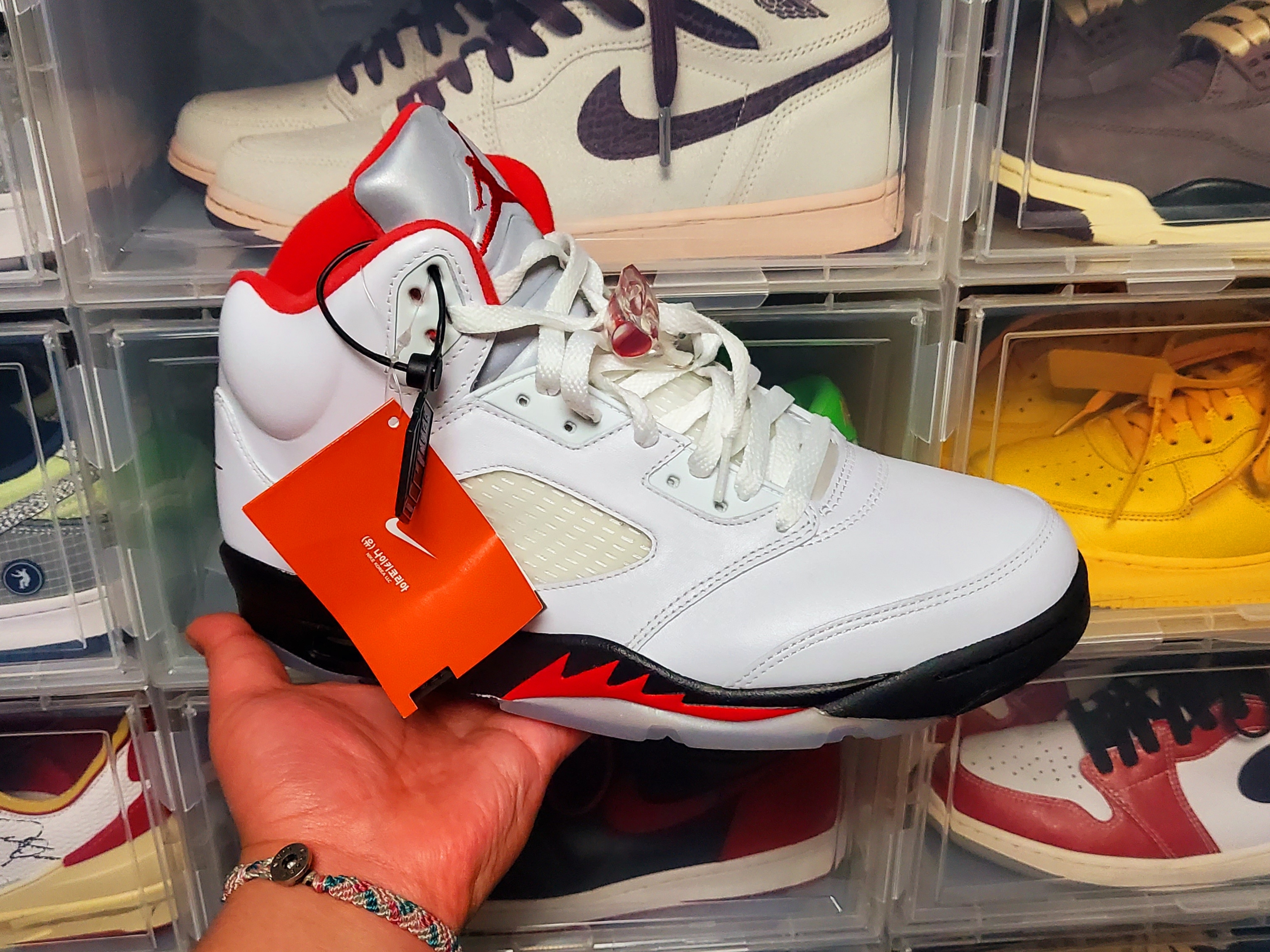 Jordan 5 Retro Fire Red Silver Tongue 2020, Jordan 1 Retro High OG Bred Banned 2016 착용 스타일 - 2