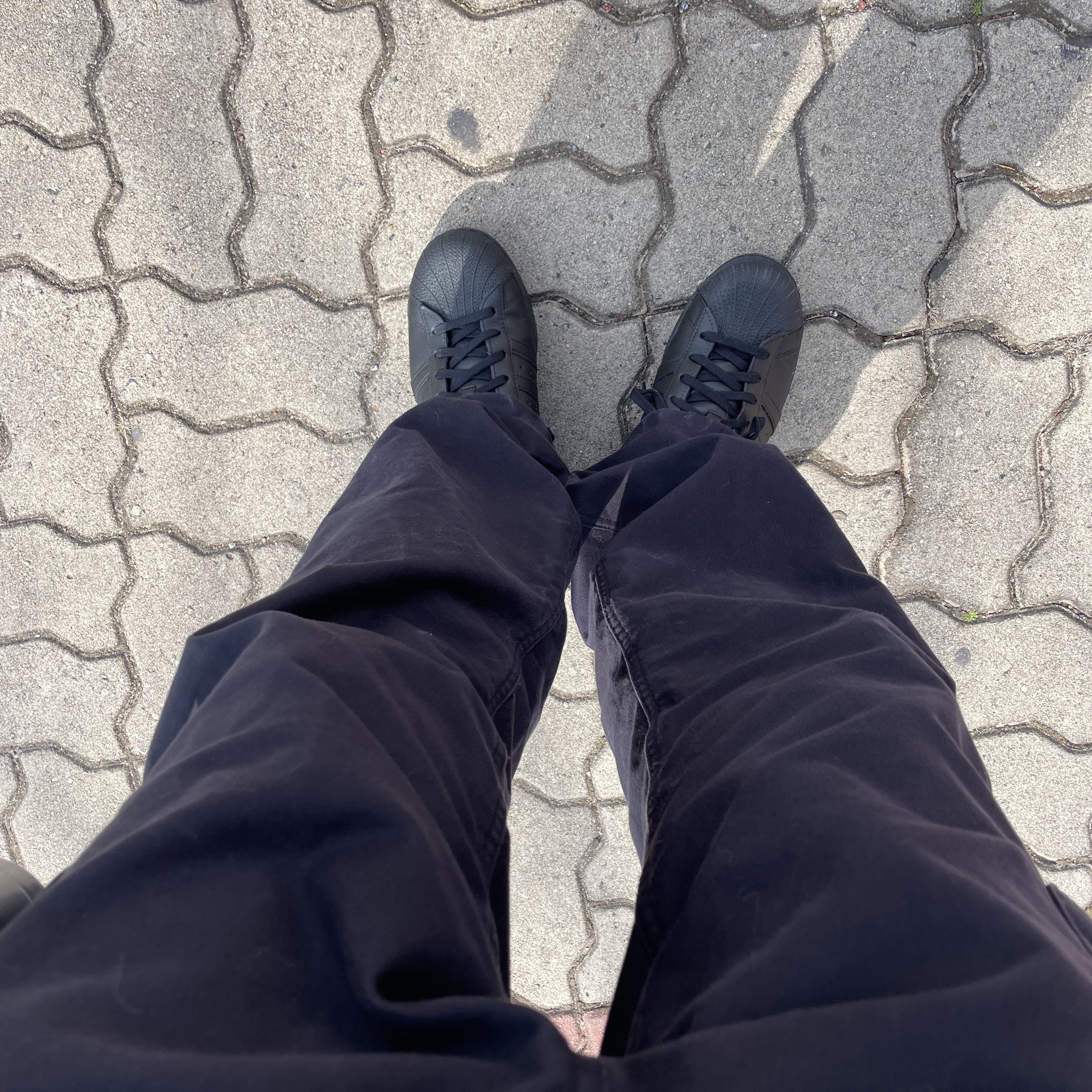 Adidas Superstar Triple Black 착용 스타일