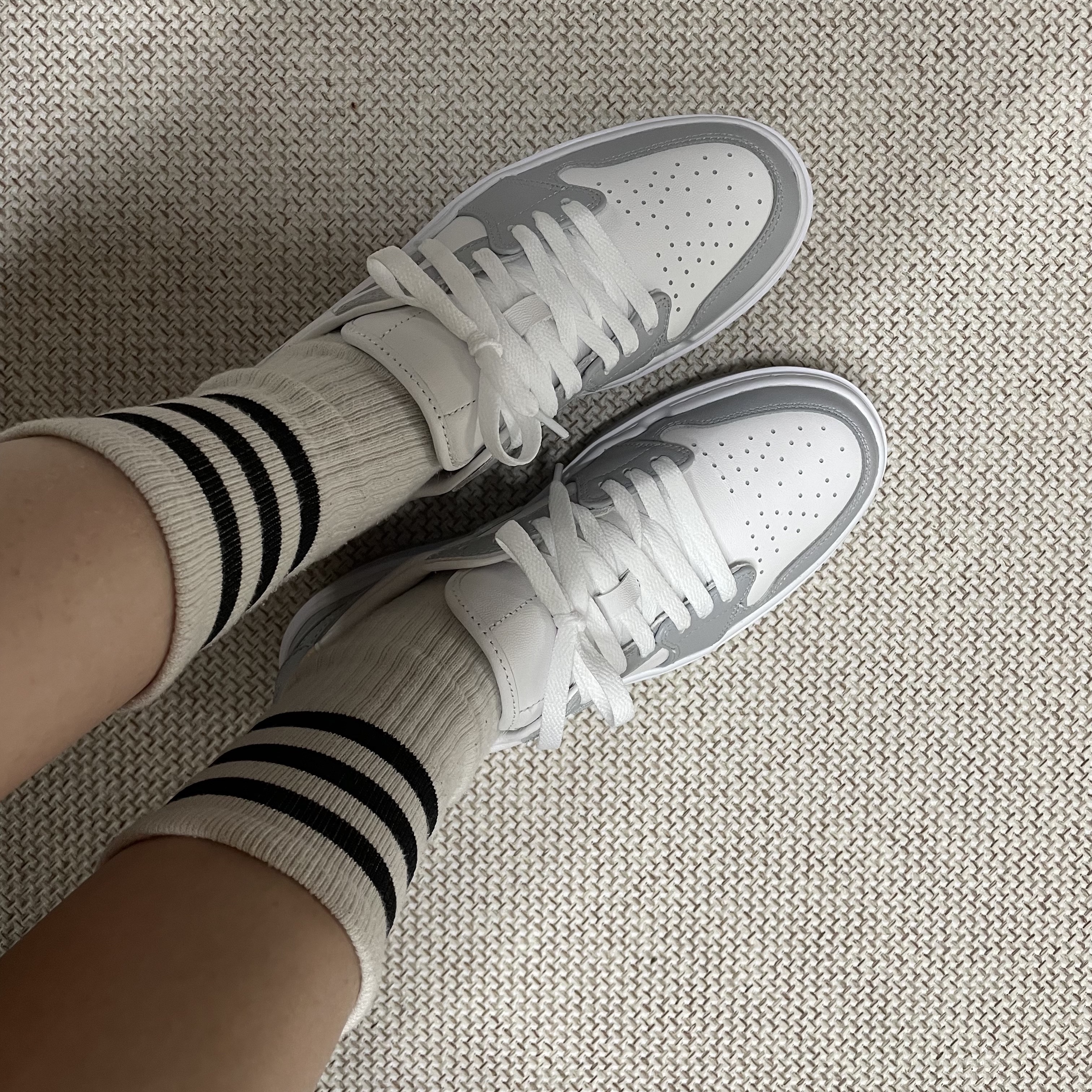 (W) Jordan 1 Elevate Low White and Wolf Grey 착용 스타일 - 2